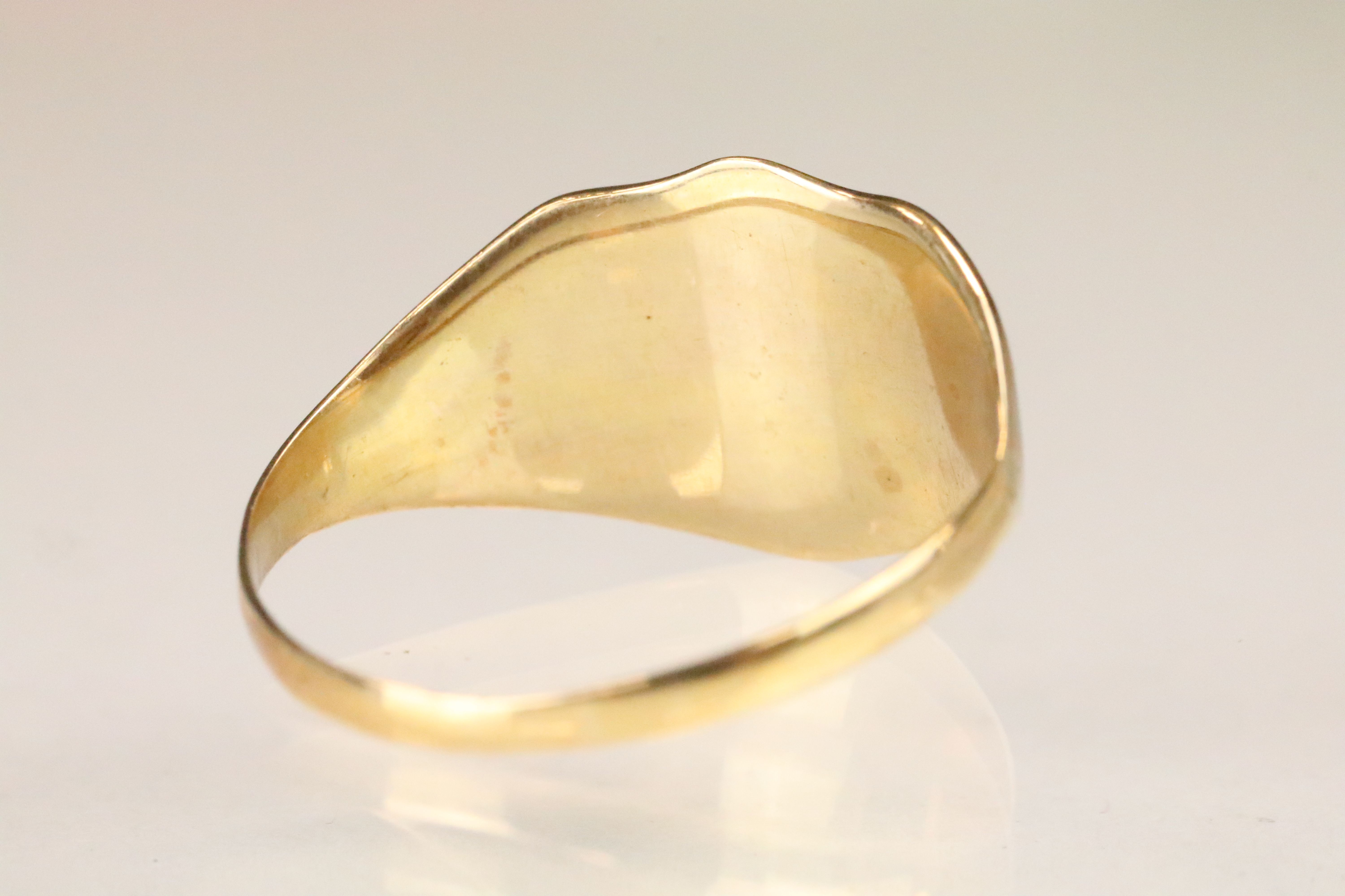 Yellow gold hallmarked signet ring (hallmark partially rubbed, likely 18ct gold, date mark 1929, - Image 4 of 7