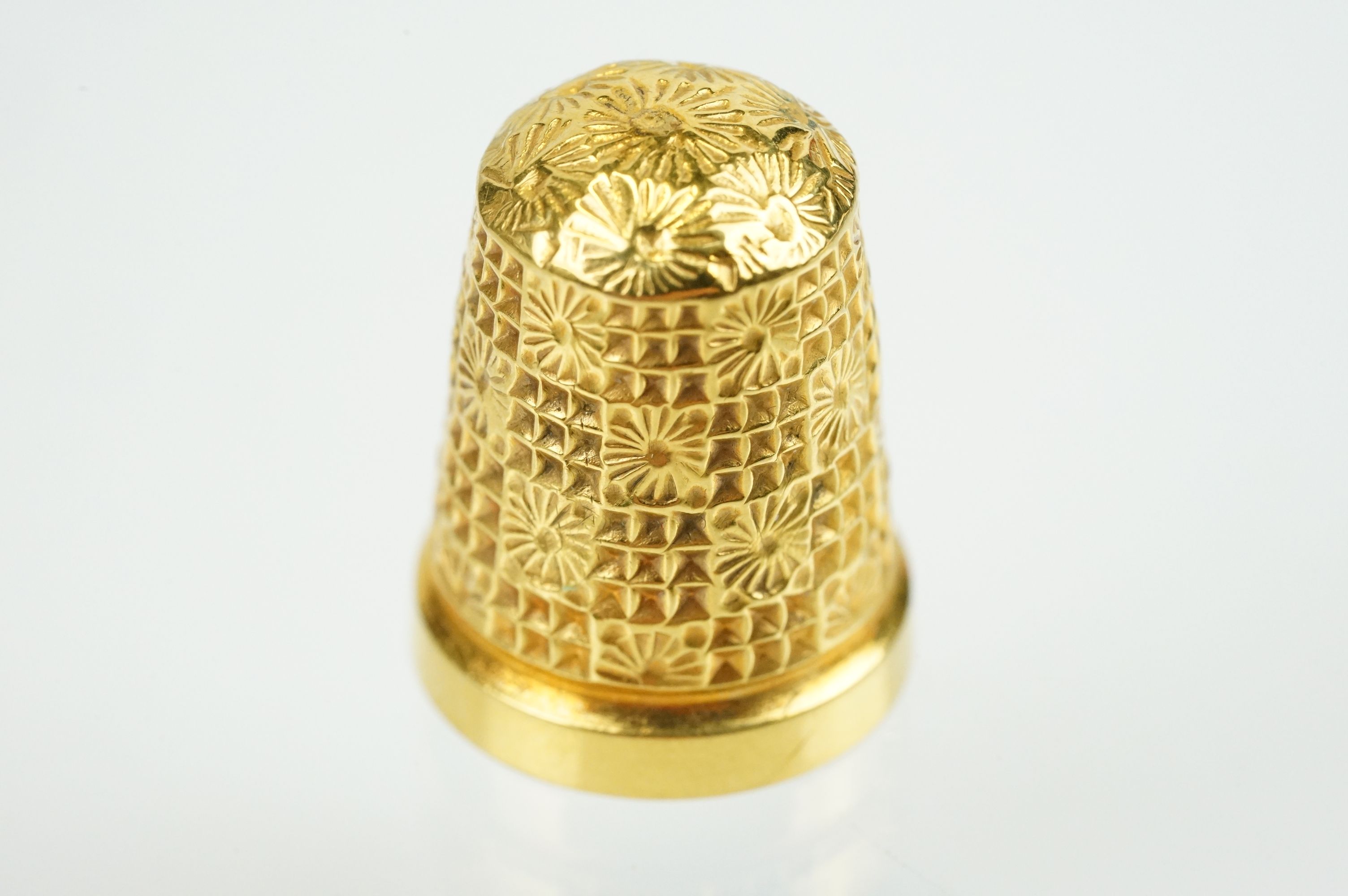 9ct gold hallmarked thimble with moulded details, size 15. Hallmarked Birmingham 1902, HG & S Ltd.