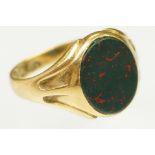 Edwardian early 20th Century 18ct gold and blood stone signet ring. The ring being set with an