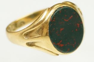 Edwardian early 20th Century 18ct gold and blood stone signet ring. The ring being set with an