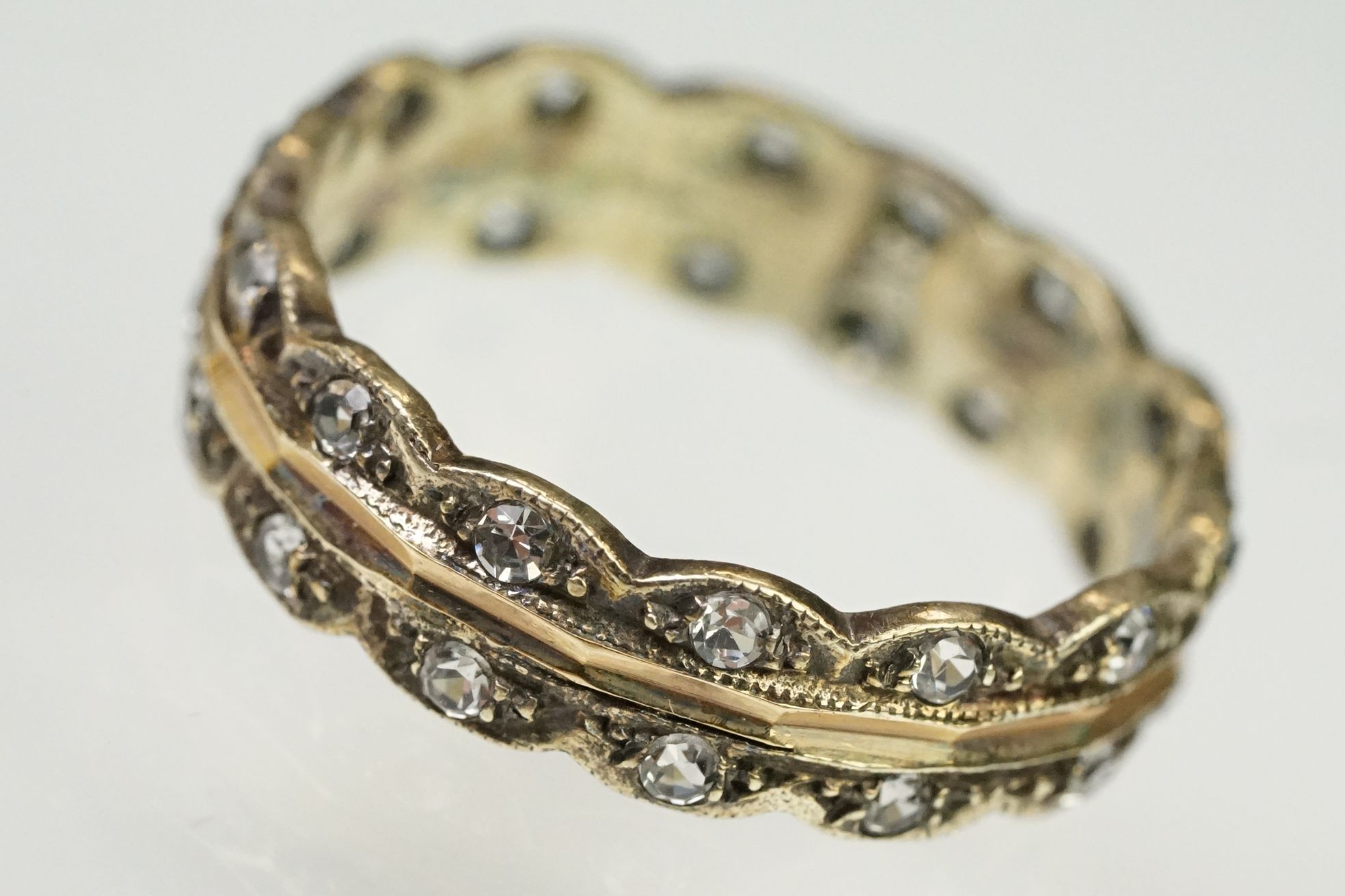 9ct gold hallmarked two tone eternity ring. The ring having a faceted rose gold centre with - Image 3 of 5