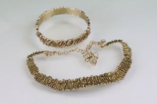 9ct gold hallmarked brutalist demi parure necklace and bracelet suite. The collar necklace having