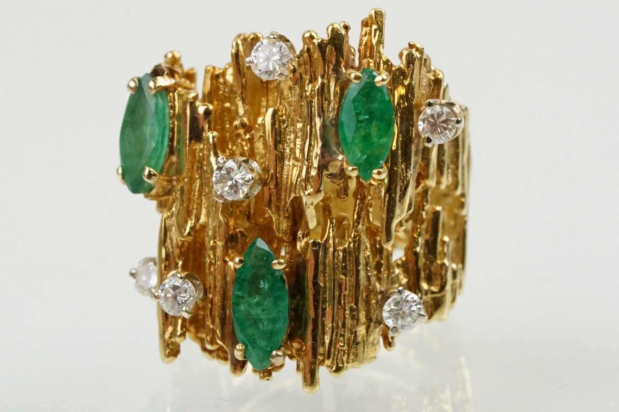 Mid Century emerald and diamond bark effect modernist style ring. The ring having a textured bark - Image 6 of 12
