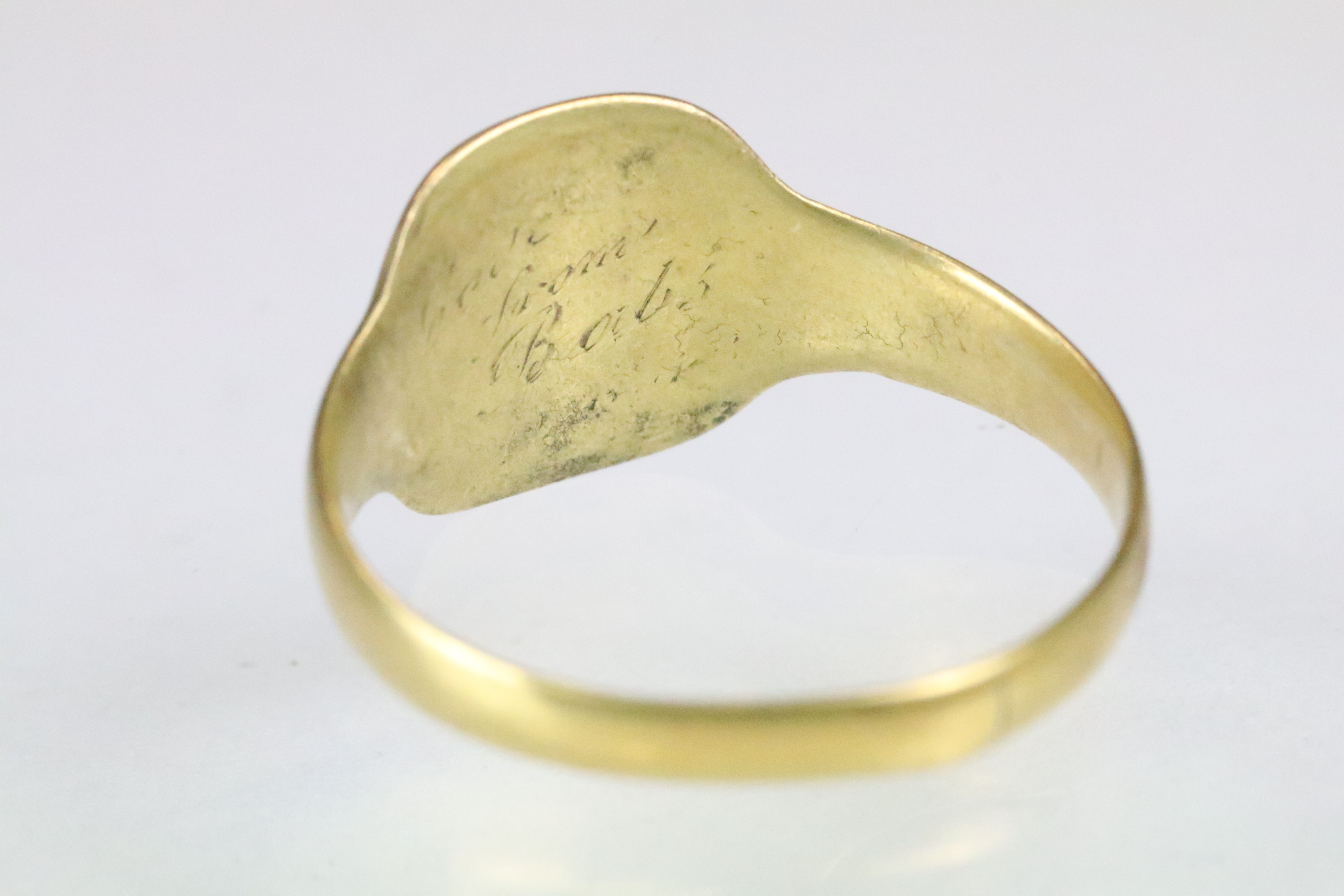 Yellow gold hallmarked signet ring (hallmark partially rubbed, likely 18ct gold, date mark 1929, - Image 6 of 7