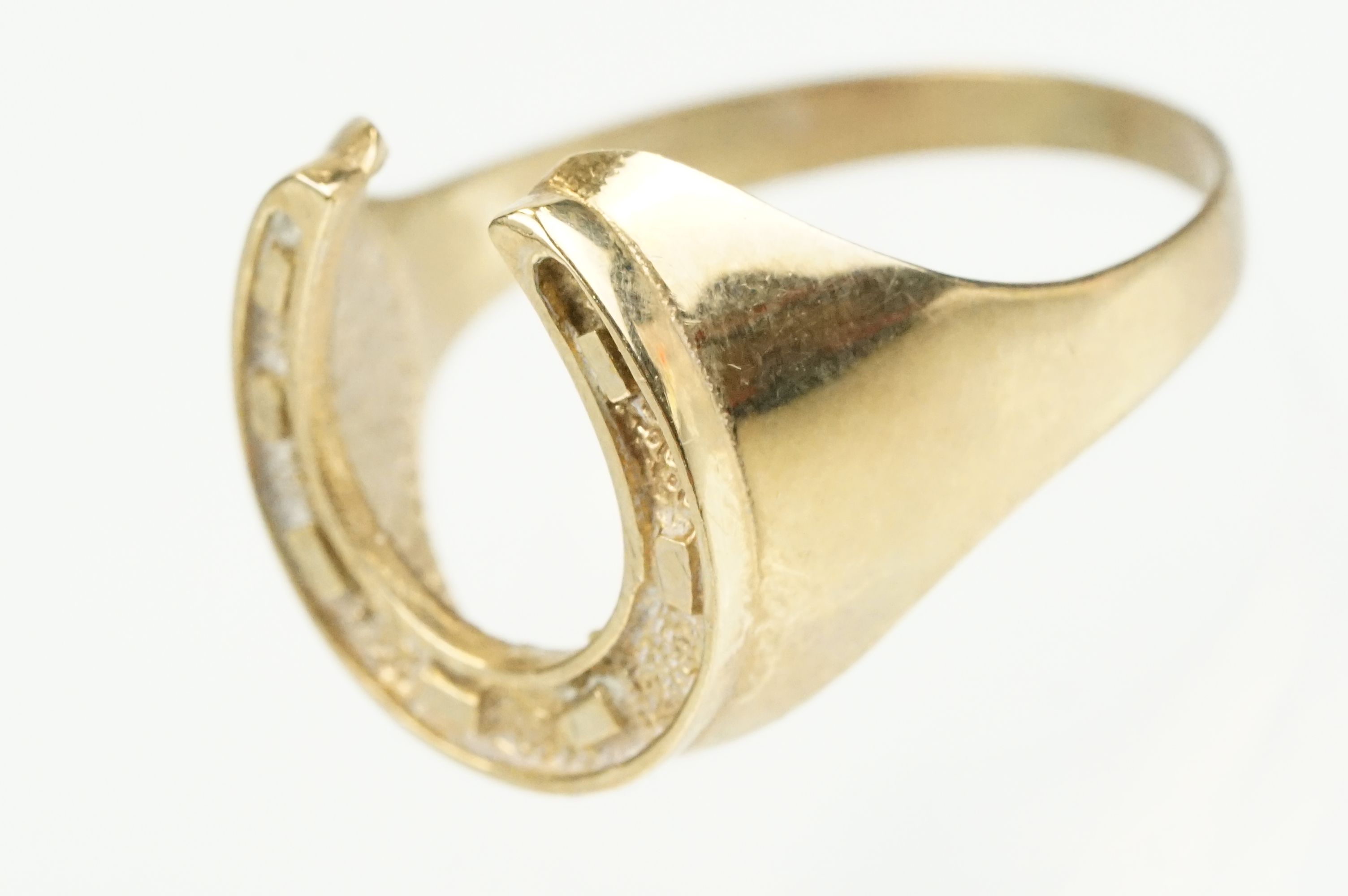 9ct gold horse shoe ring with moulded details. Hallmarked present but rubbed. Size S.5. - Image 3 of 8