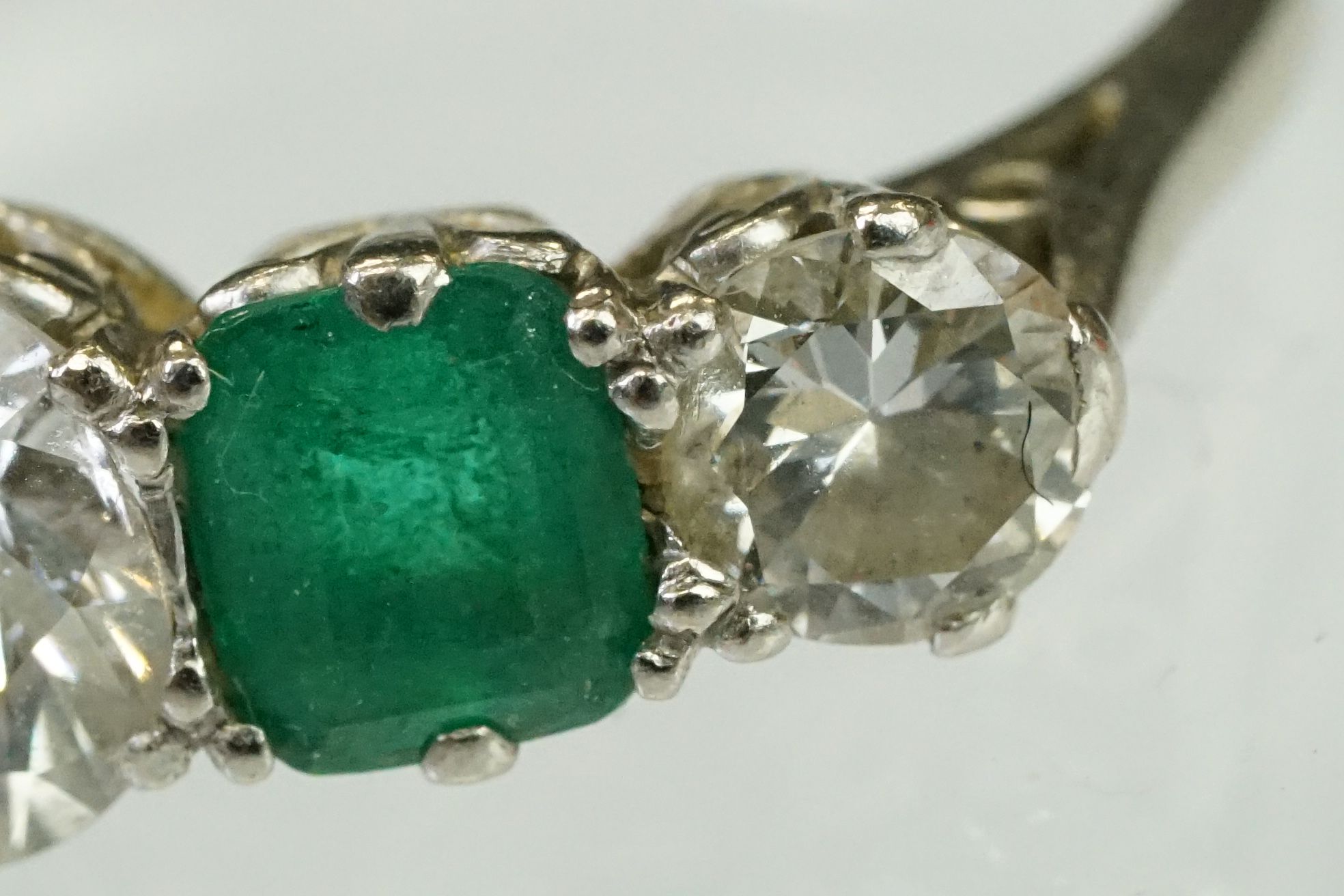 Diamond and emerald five stone ring being set with a round cut diamond to the centre flanked by - Image 9 of 10