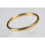 22ct gold hallmarked wedding band ring. Hallmarked London 1909. Size M.