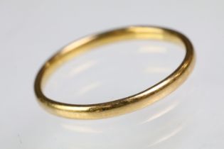 22ct gold hallmarked wedding band ring. Hallmarked London 1909. Size M.