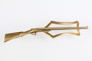 14ct gold rifle tie clip having a double barrel rifle to the front and pierced clip to verso. Marked