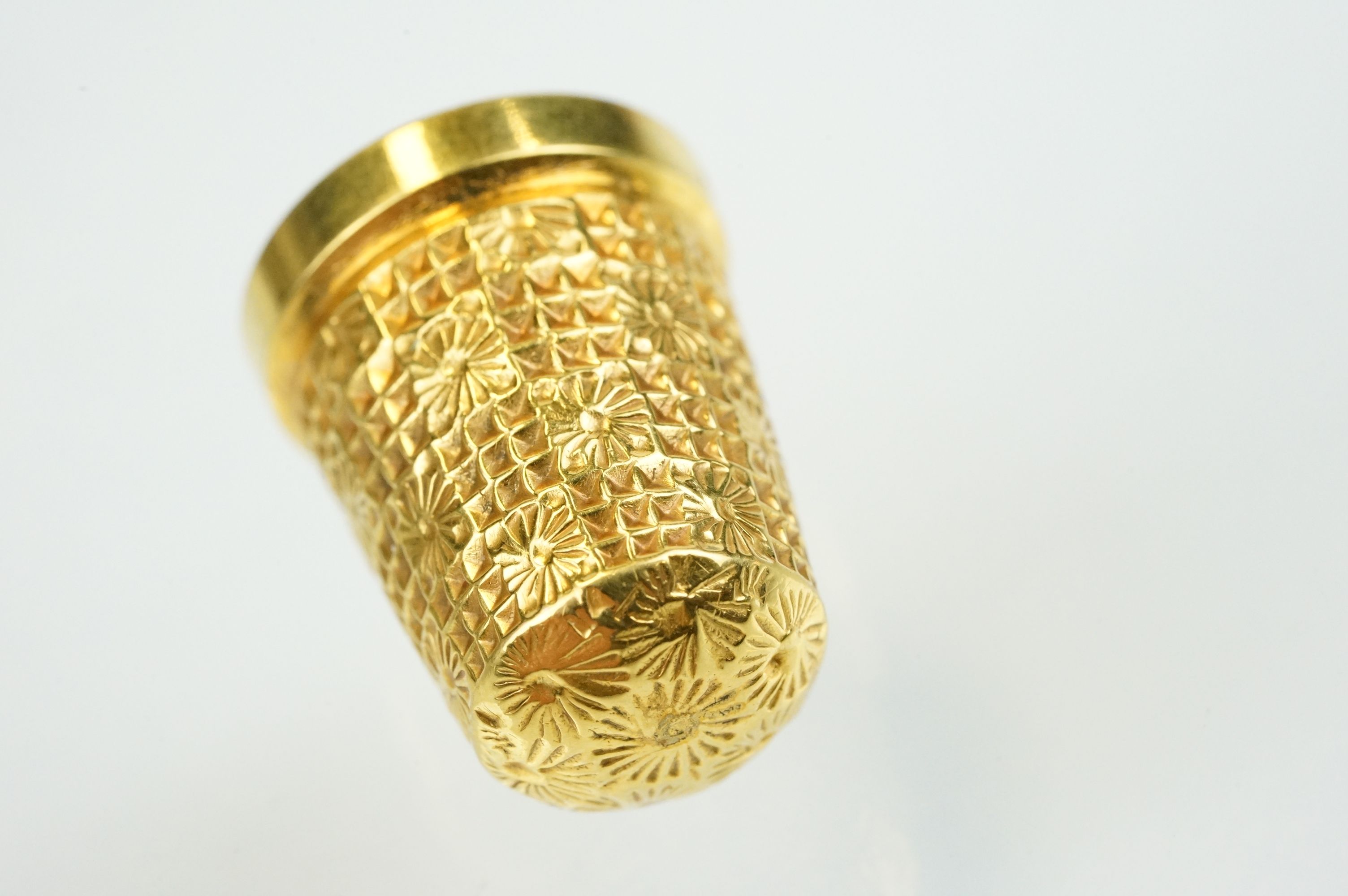 9ct gold hallmarked thimble with moulded details, size 15. Hallmarked Birmingham 1902, HG & S Ltd. - Image 3 of 4