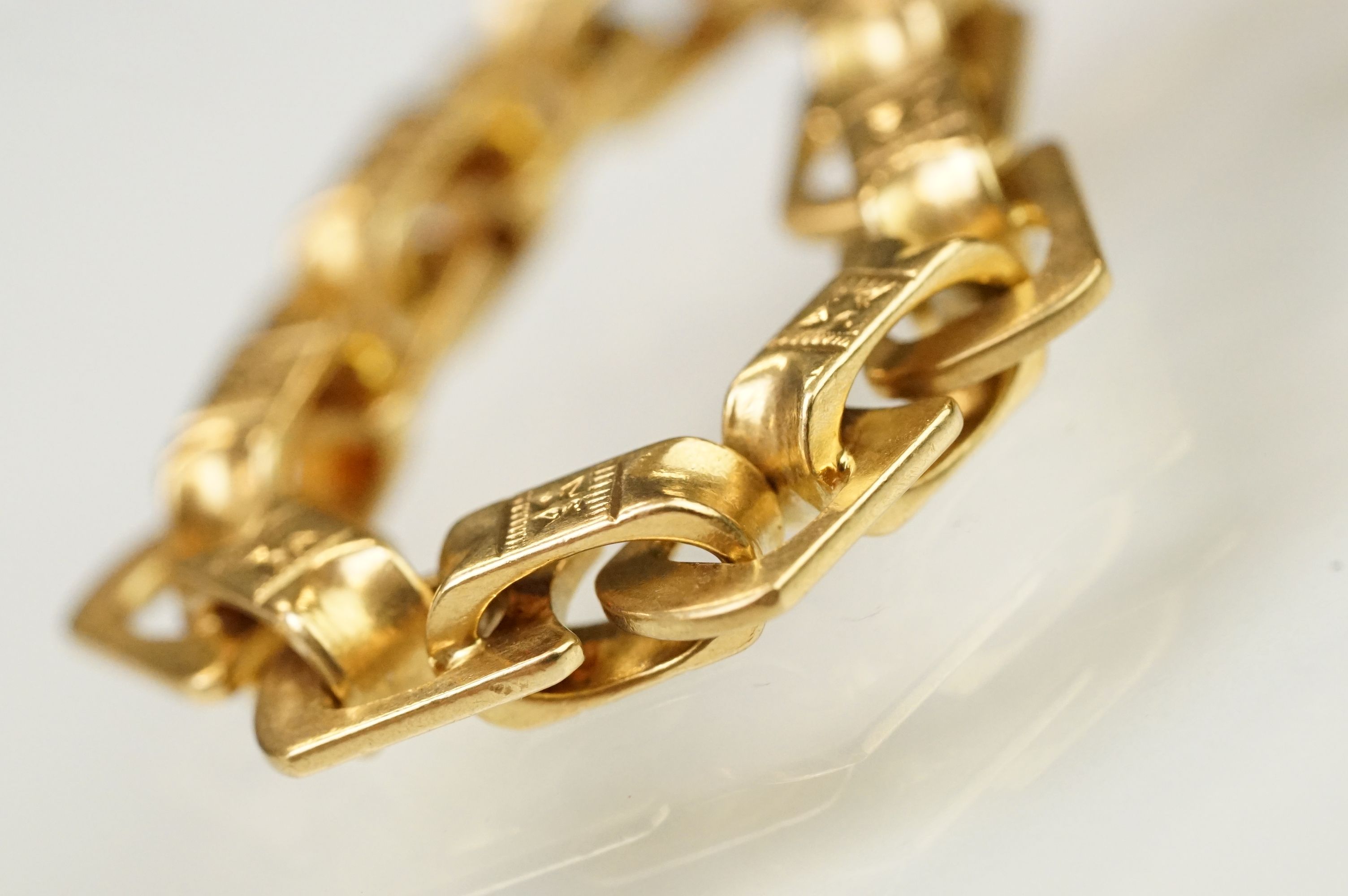 20th Century yellow metal fancy link bracelet chain having engraved oval links with swivel clasp. - Image 3 of 8