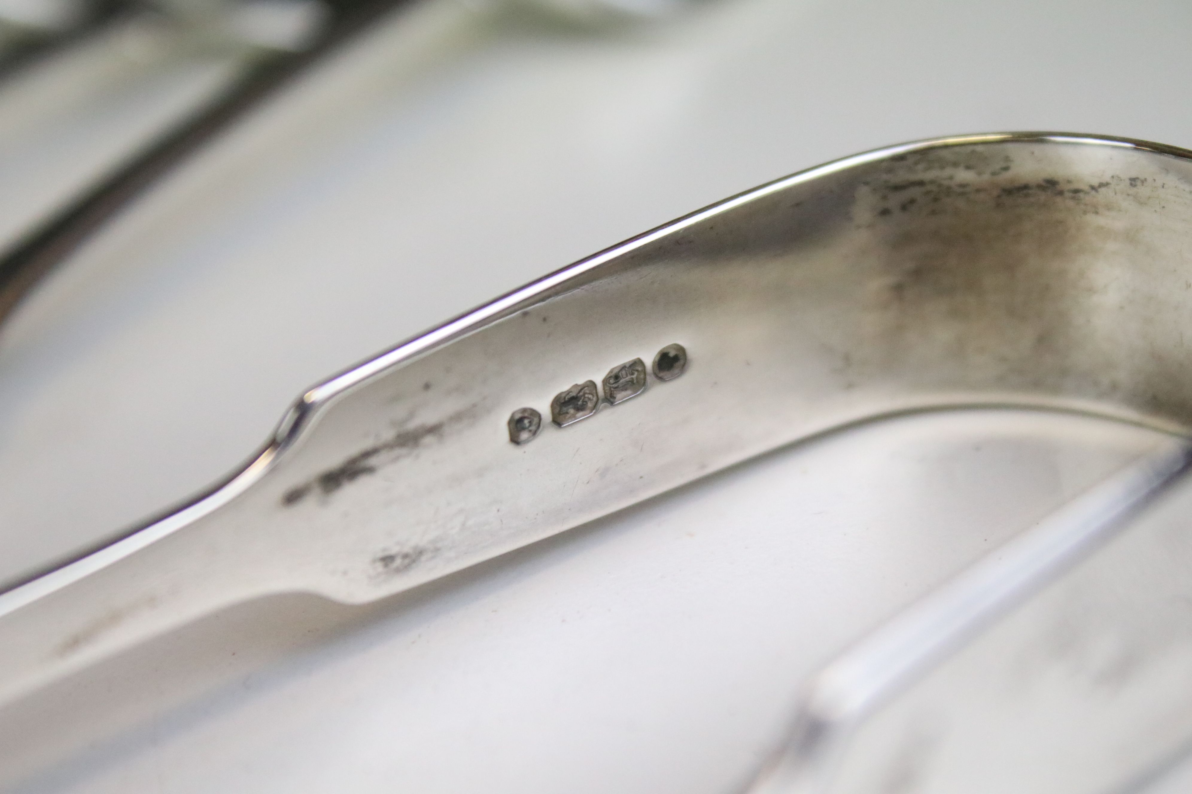 Collection of silver fiddle pattern flatware, mostly Victorian, to include dessert spoons, dessert - Image 10 of 10