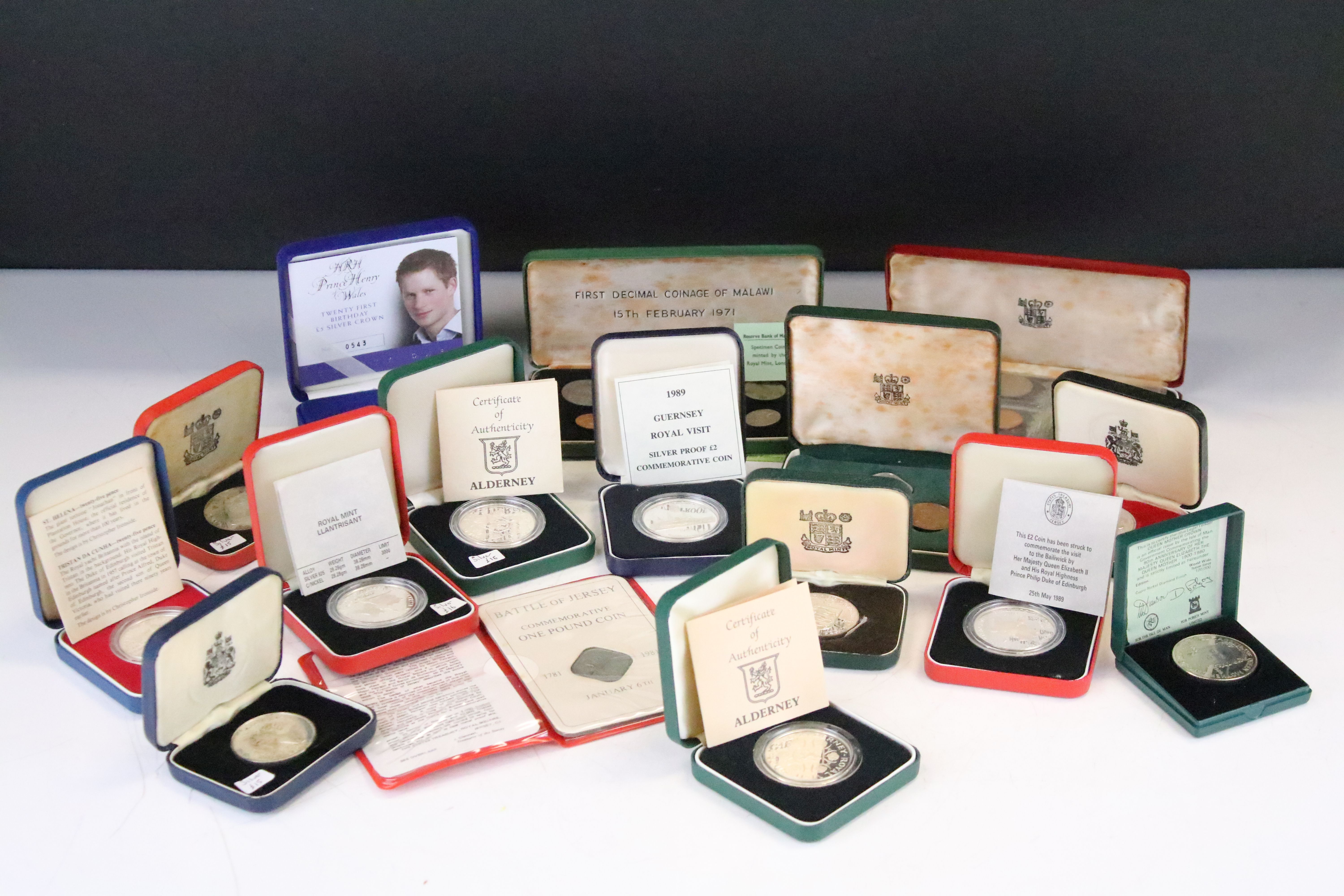 A collection of cased uncirculated and proof coins to include silver proof examples.