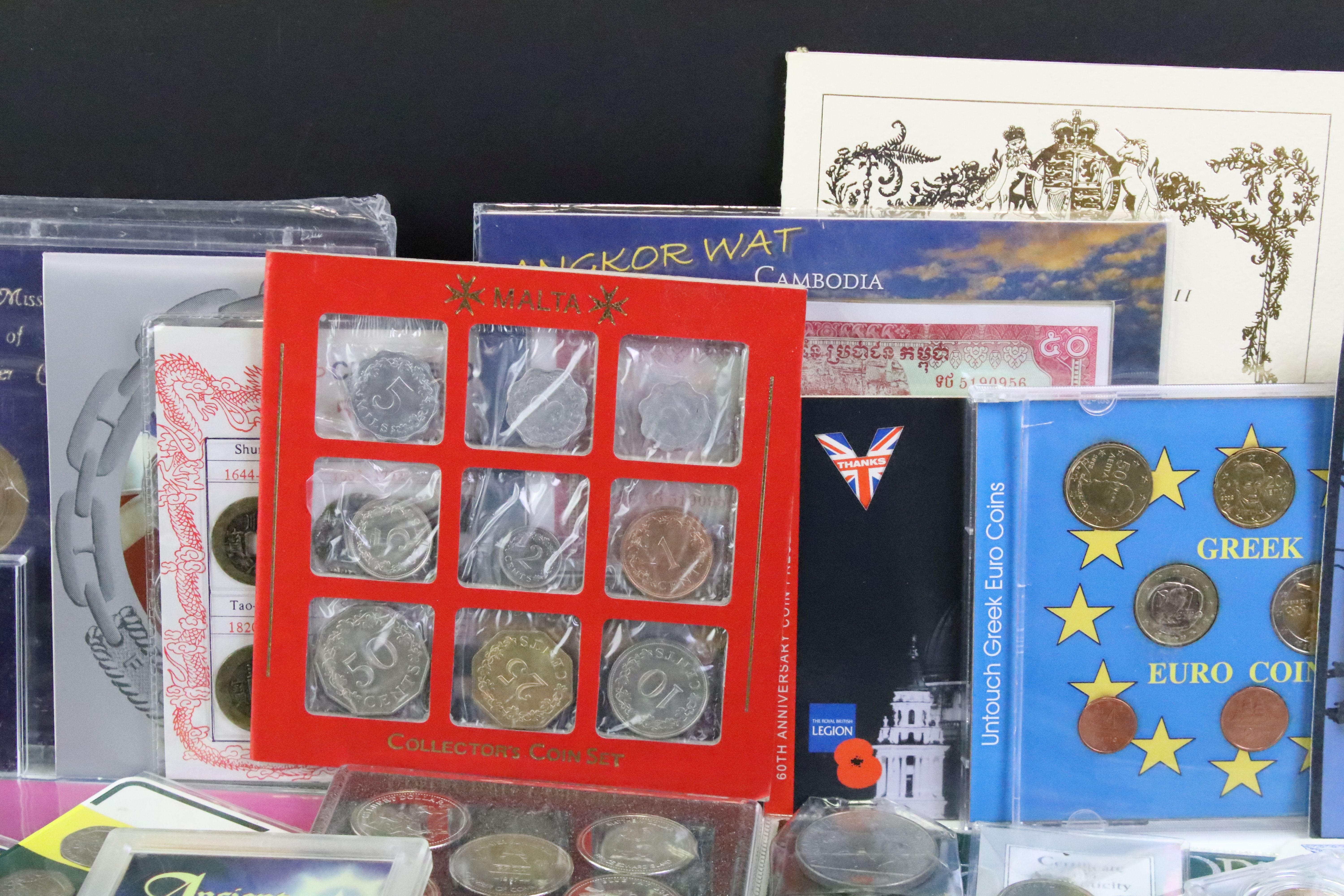 A collection of mixed coins and banknotes to include proof and uncirculated world coin sets, Kenya - Image 10 of 11