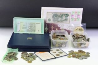 A collection of mixed coins to include a large selection of world coins, collectors coins,