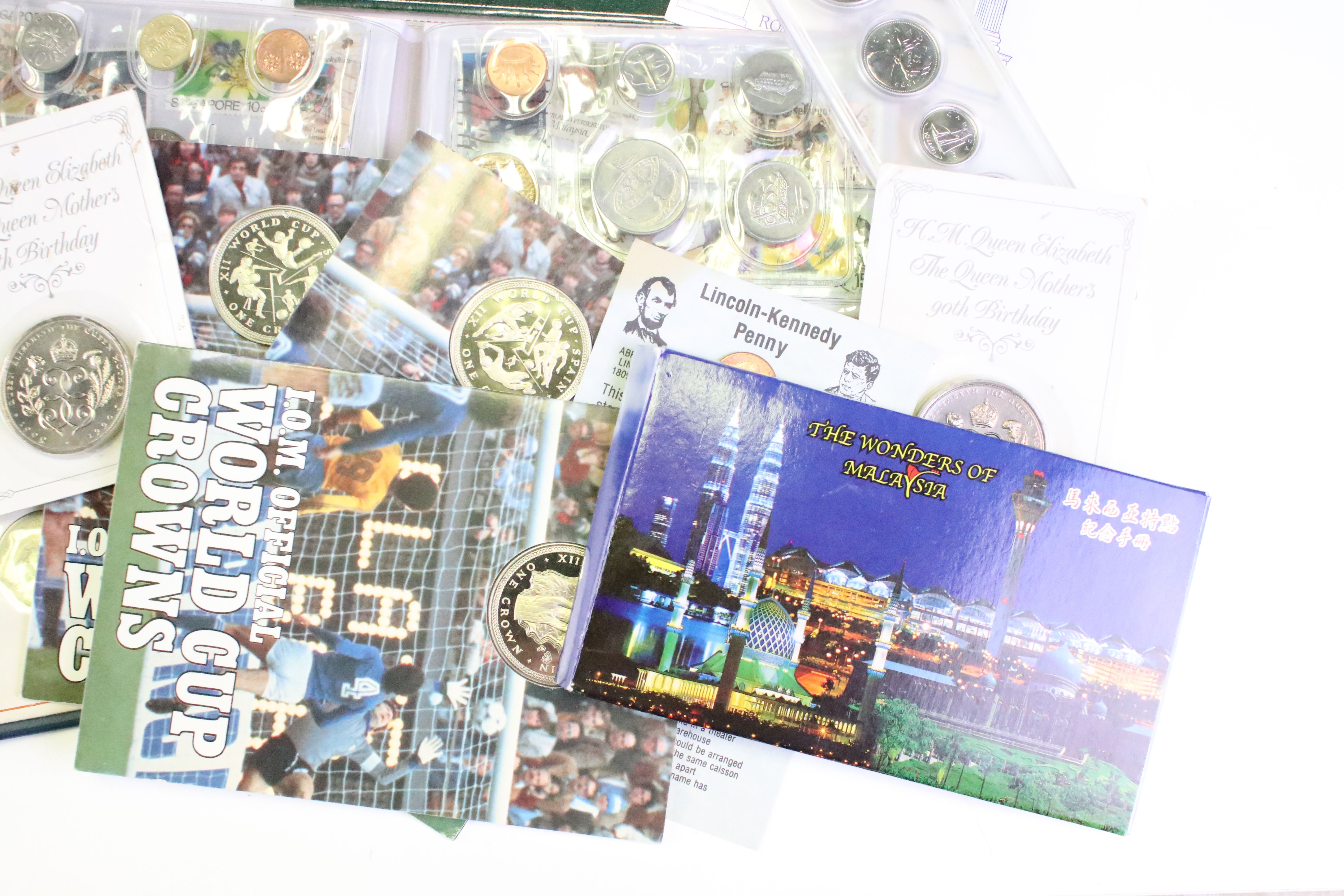 A collection of mixed coins and banknotes to include proof and uncirculated world coin sets, Kenya - Image 5 of 11