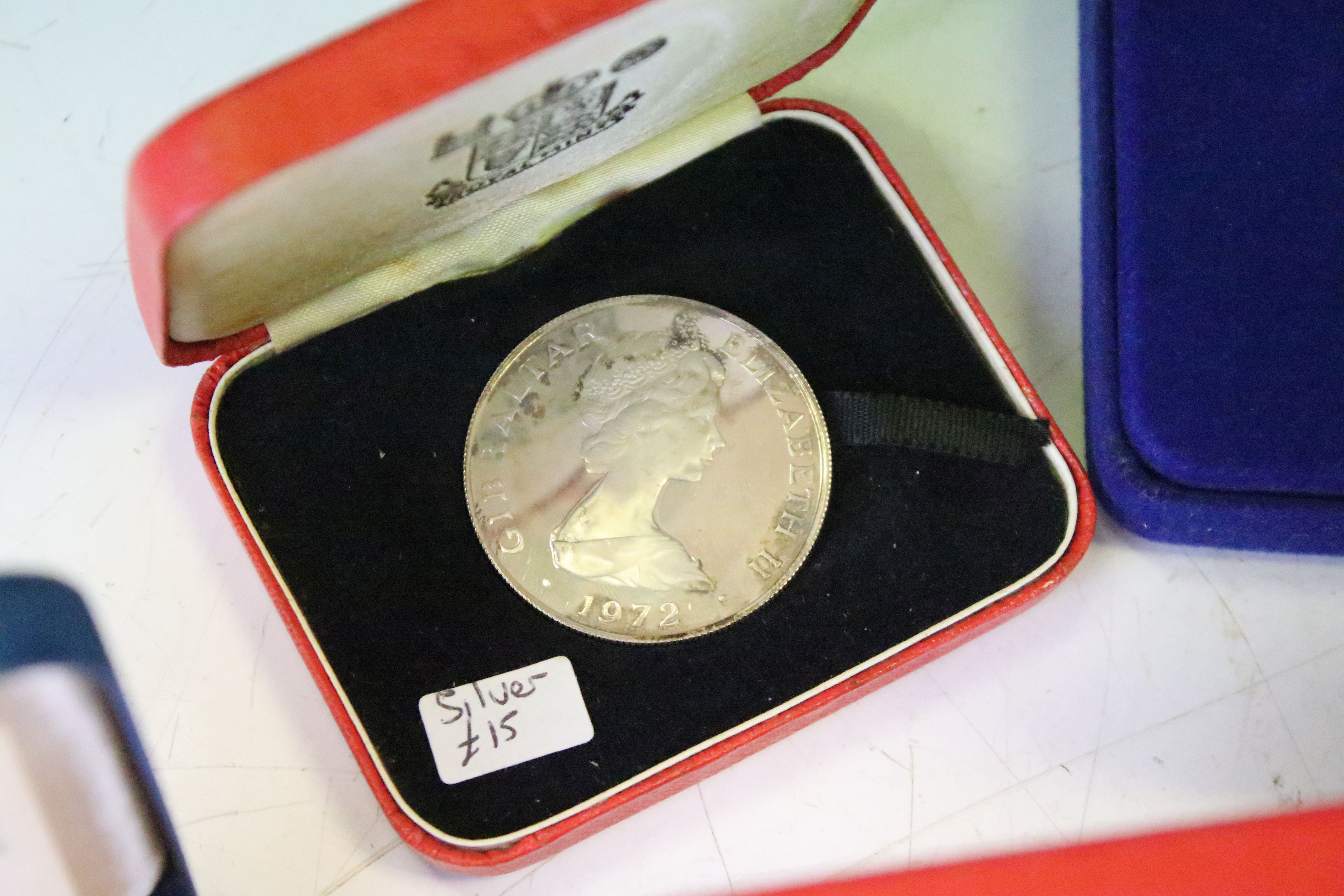 A collection of cased uncirculated and proof coins to include silver proof examples. - Image 13 of 13