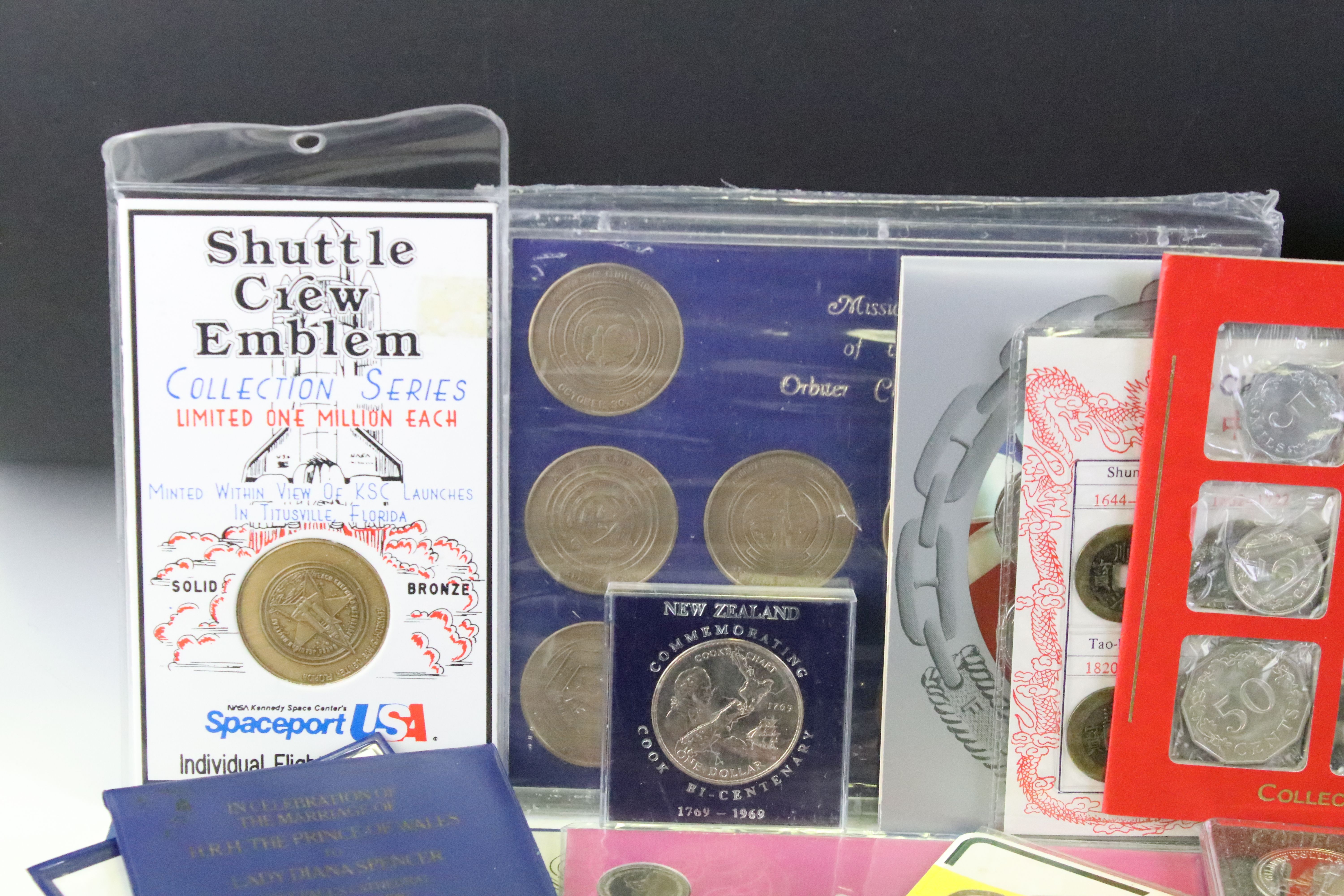 A collection of mixed coins and banknotes to include proof and uncirculated world coin sets, Kenya - Image 9 of 11