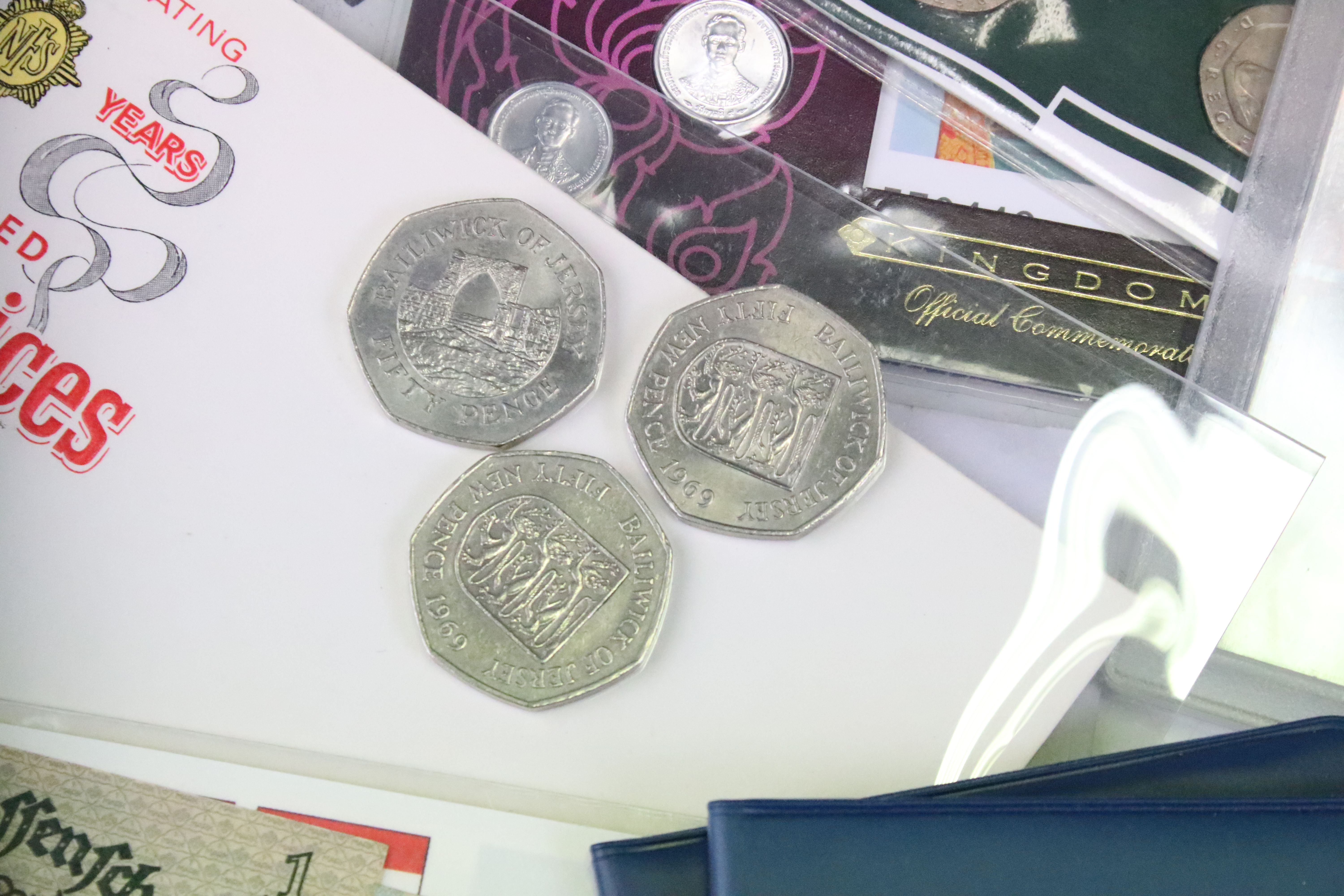 A collection of mixed coins and banknotes to include proof and uncirculated world coin sets, Kenya - Image 2 of 11