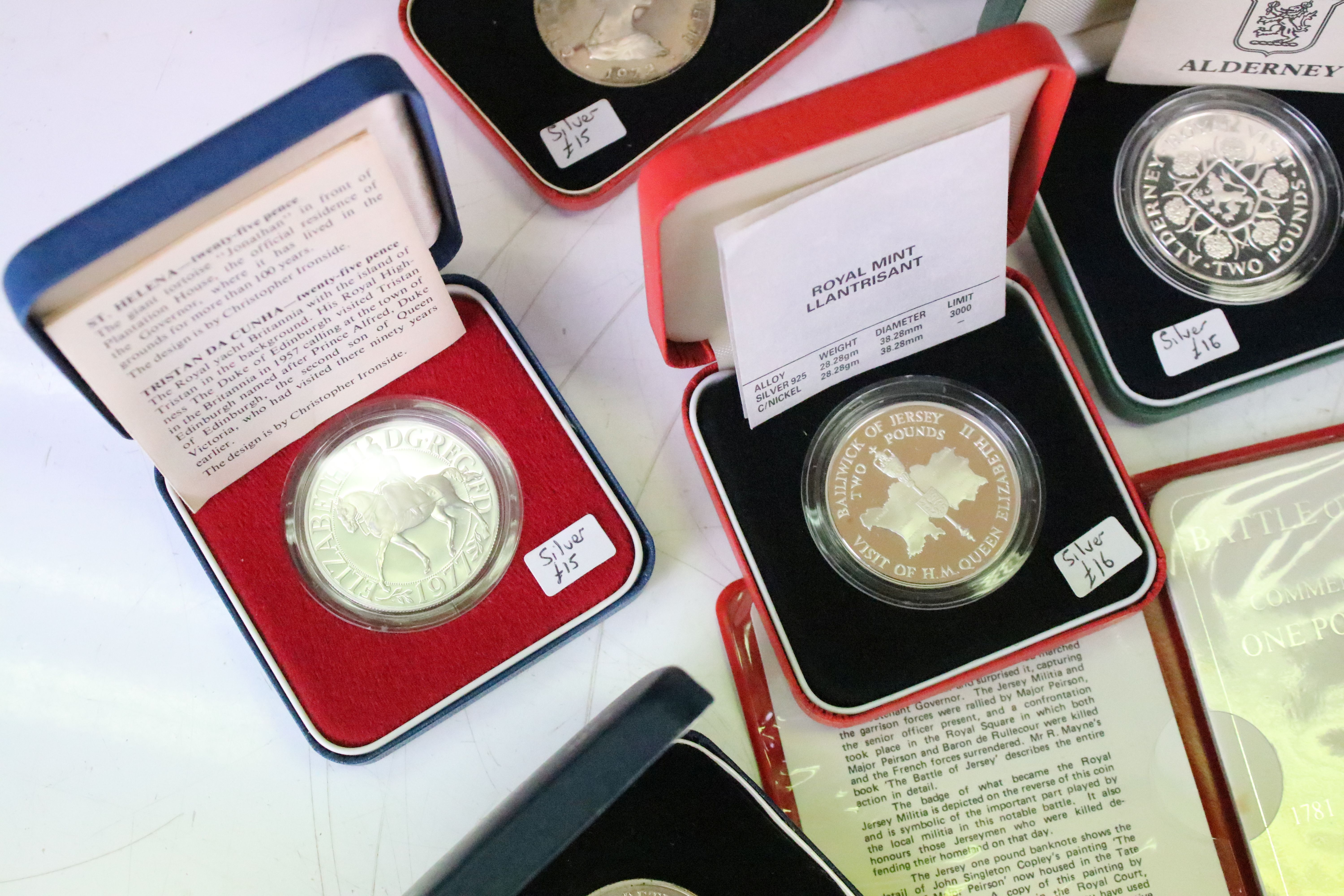 A collection of cased uncirculated and proof coins to include silver proof examples. - Image 6 of 13