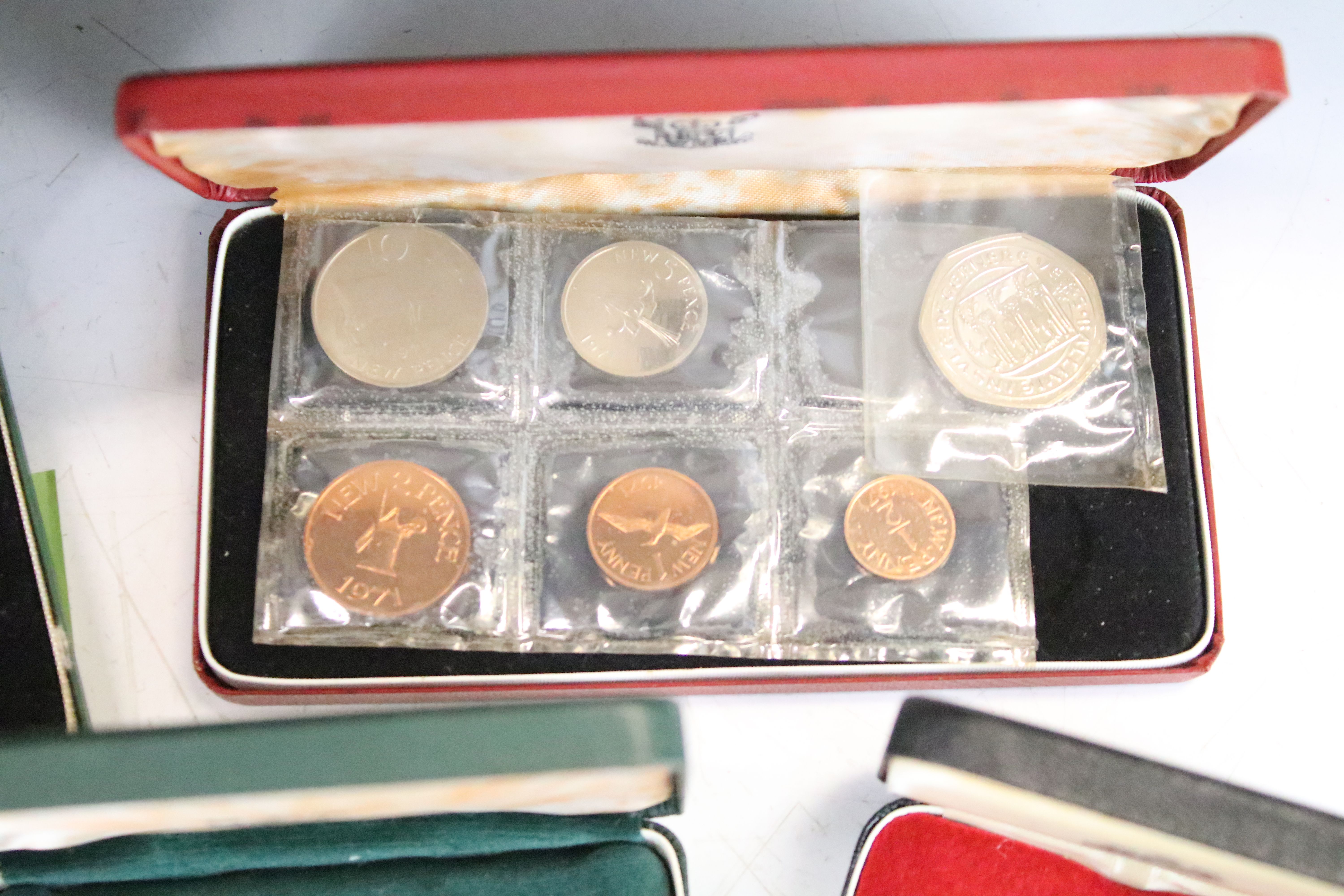 A collection of cased uncirculated and proof coins to include silver proof examples. - Image 10 of 13