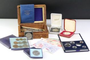 A small collection of British and World coins to include Commemorative and uncirculated examples