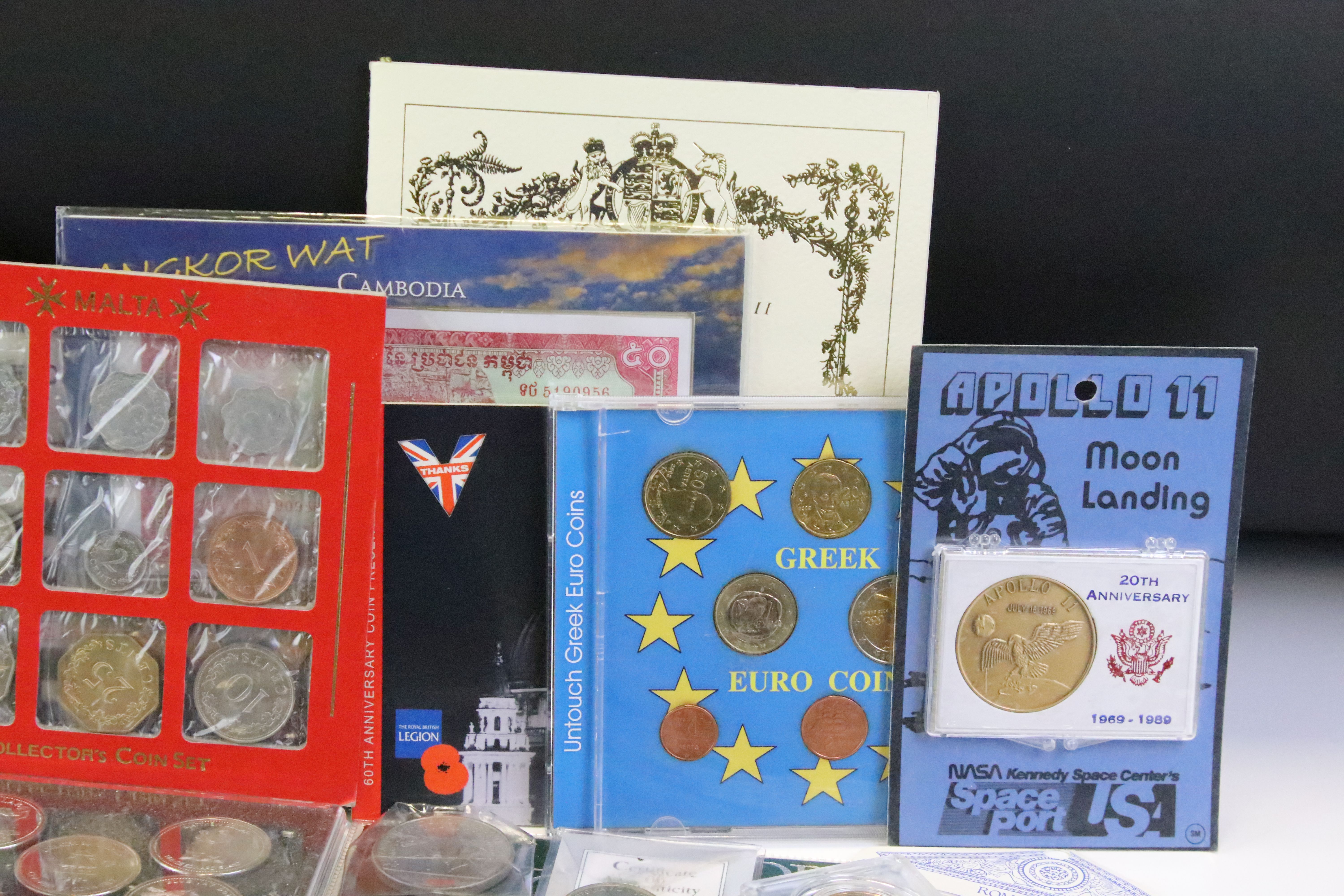 A collection of mixed coins and banknotes to include proof and uncirculated world coin sets, Kenya - Image 11 of 11
