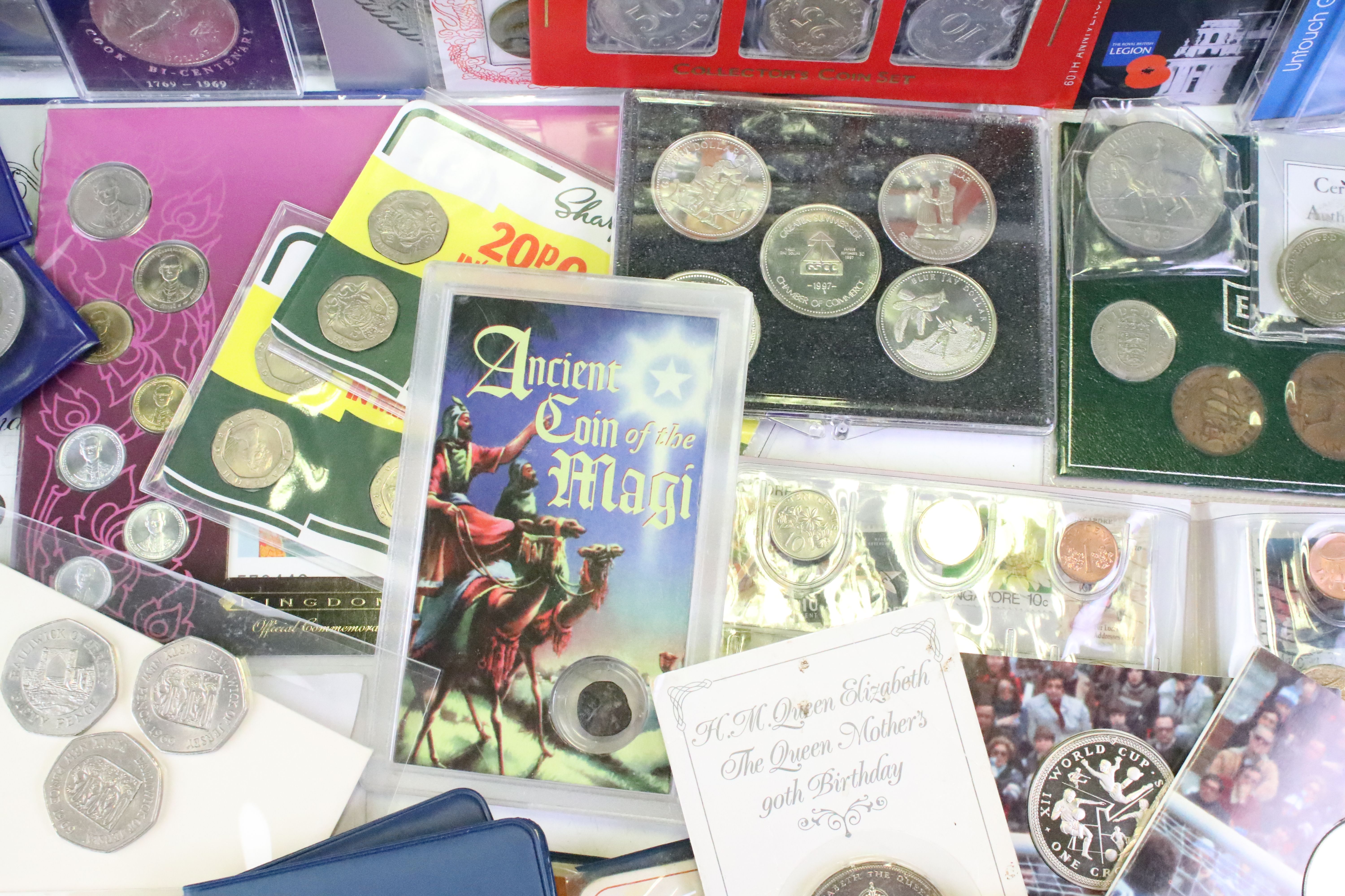 A collection of mixed coins and banknotes to include proof and uncirculated world coin sets, Kenya - Image 7 of 11