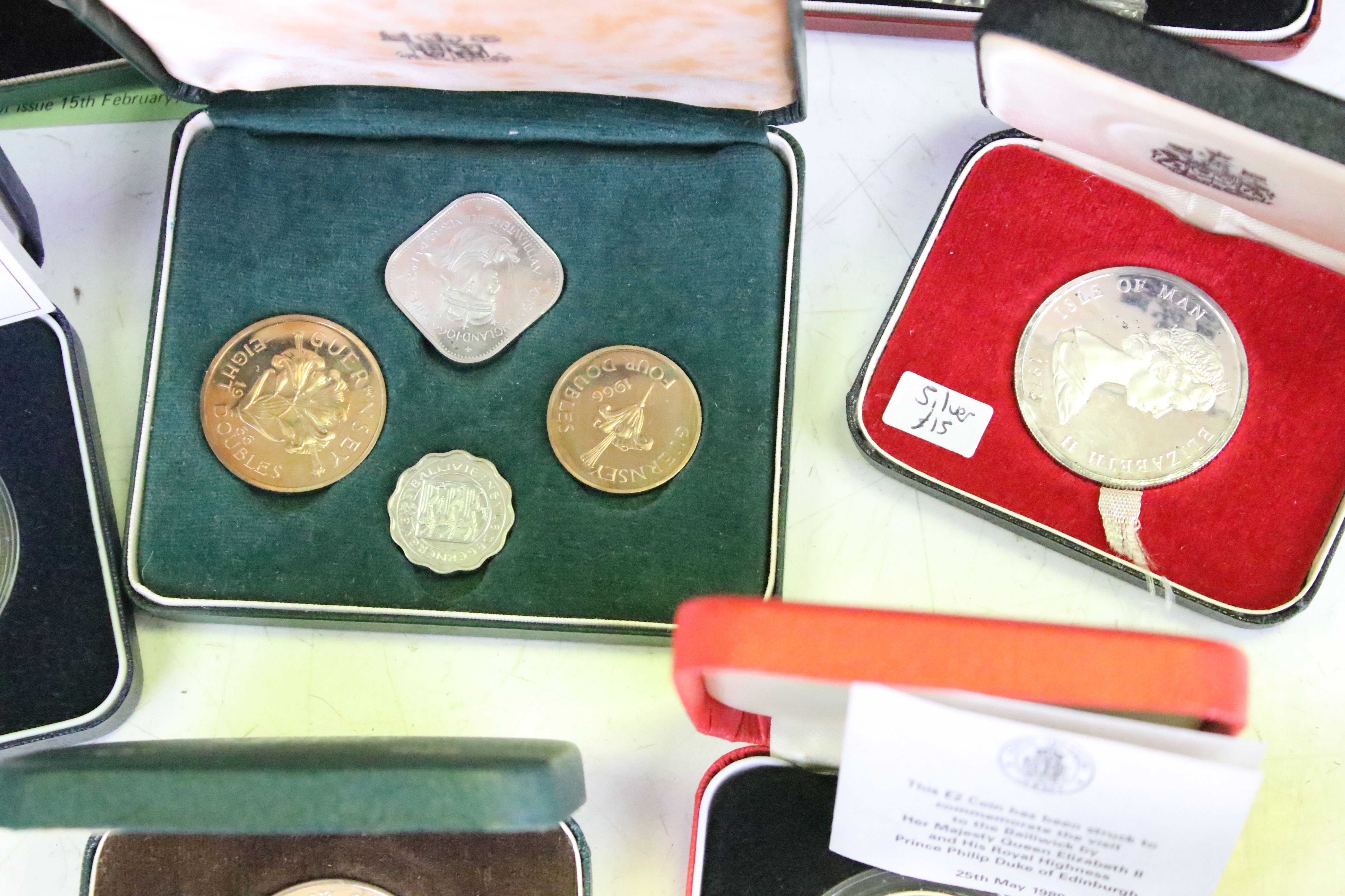 A collection of cased uncirculated and proof coins to include silver proof examples. - Image 9 of 13
