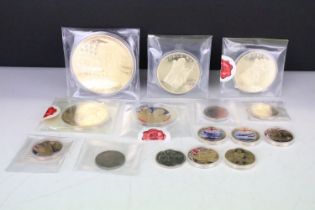 A collection of mainly uncirculated commemorative coins to include crowns and oversized examples.
