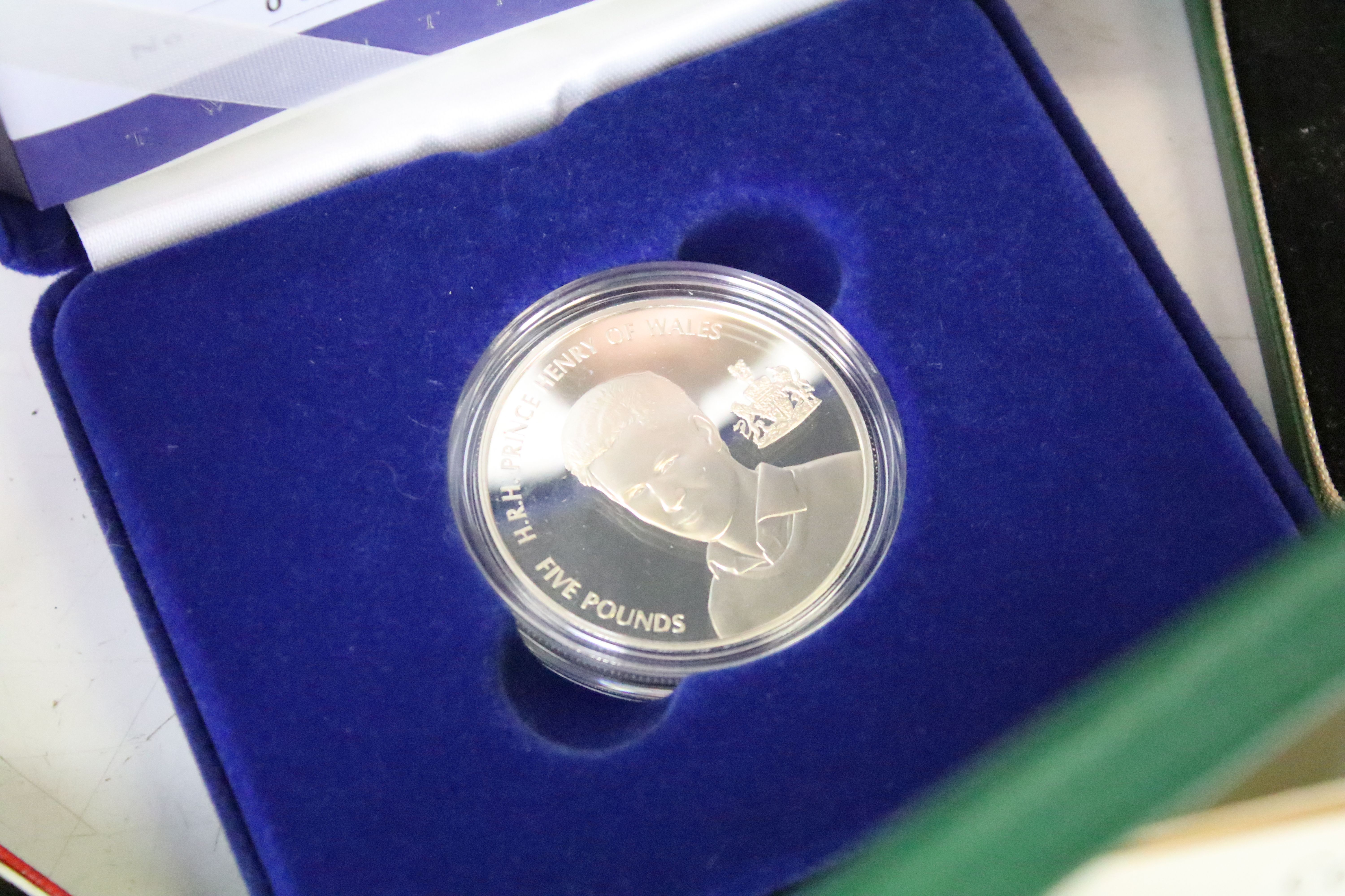 A collection of cased uncirculated and proof coins to include silver proof examples. - Image 12 of 13