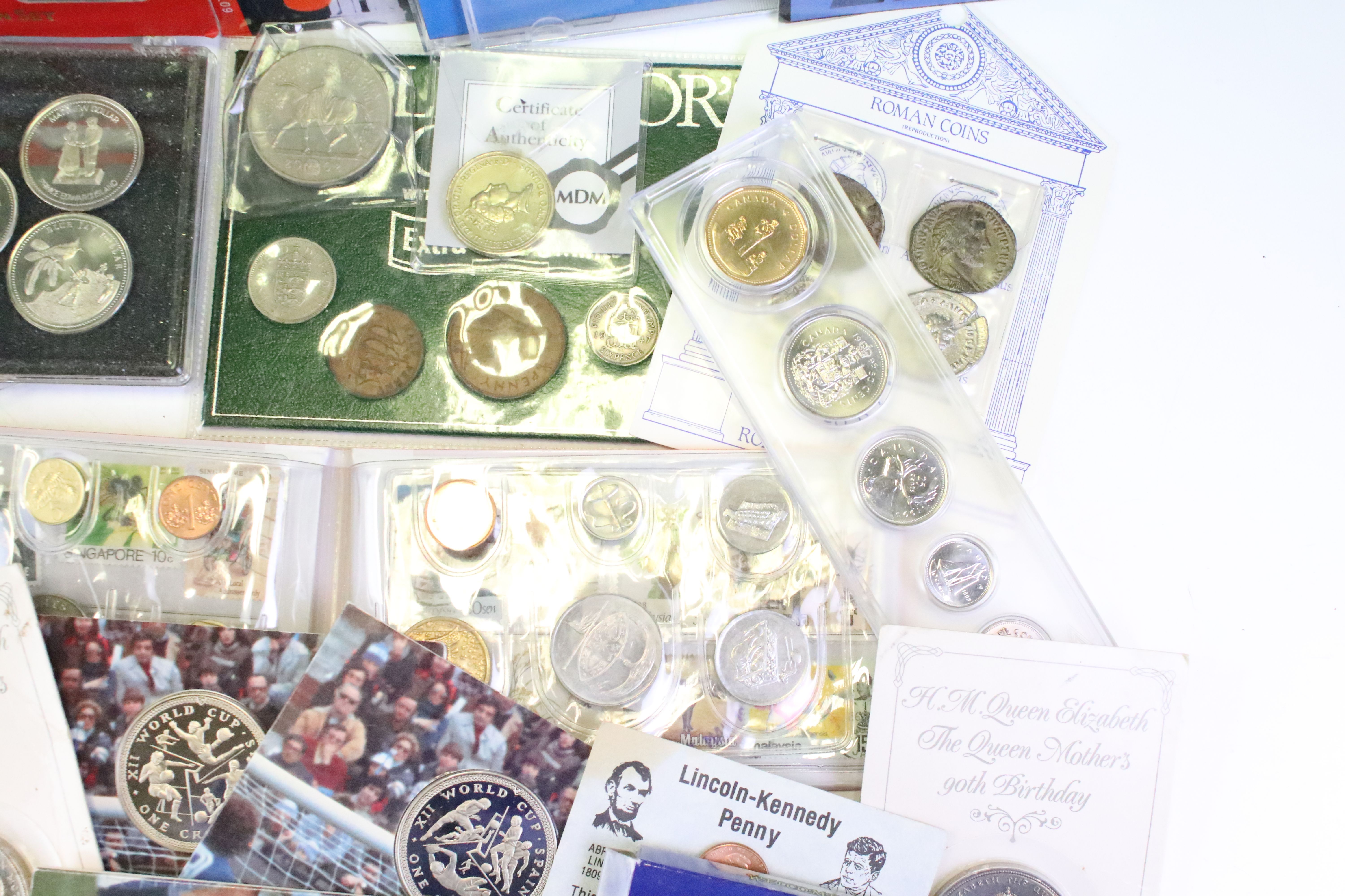 A collection of mixed coins and banknotes to include proof and uncirculated world coin sets, Kenya - Image 6 of 11