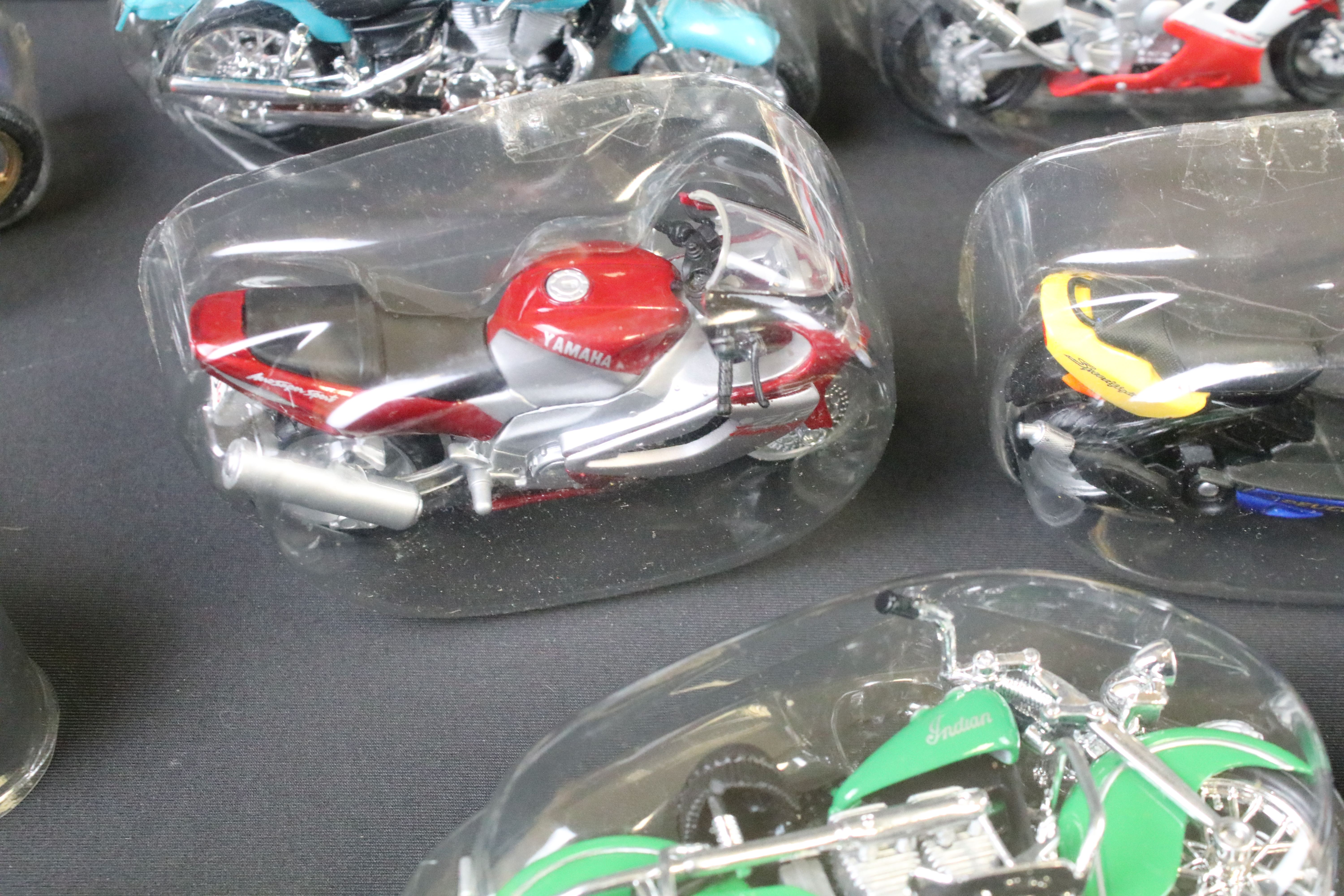 28 Maisto diecast motorbike models, all with plastic packaging and bases, ex - Image 10 of 12