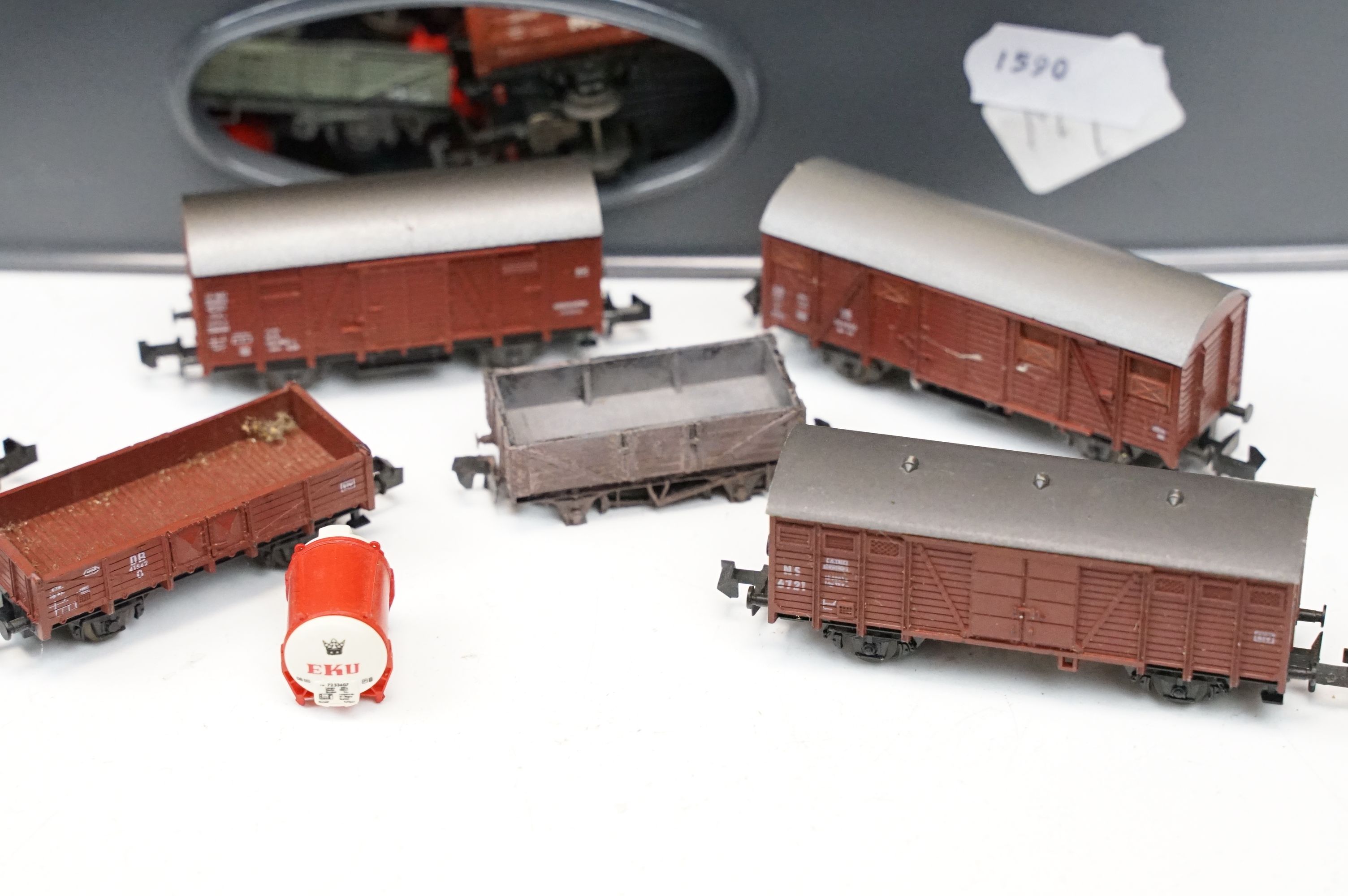 Over 80 N gauge items of rolling stock to include coaches, vans and wagons featuring Minitrix, Roco, - Image 3 of 8