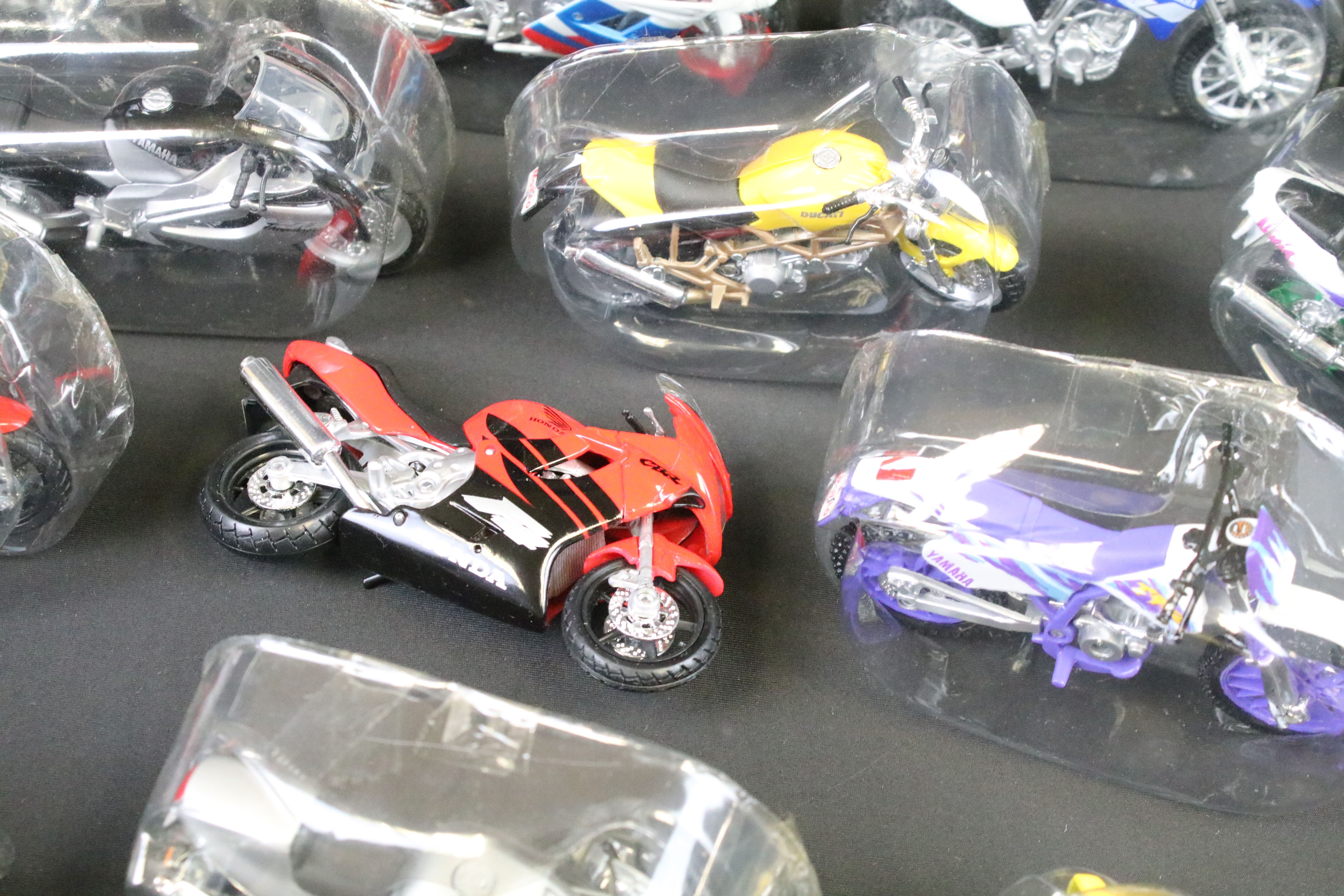 28 Maisto diecast motorbike models, all with plastic packaging and bases, ex - Image 7 of 12