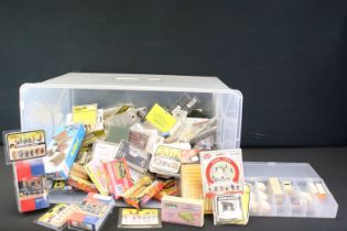 Collection of HO / OO gauge model railway trackside figures and accessories to include Bachmann,