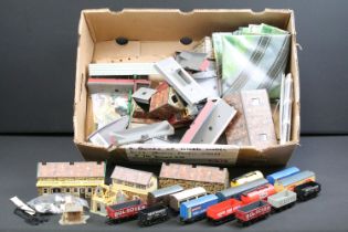 Quantity of OO gauge model railway to include 13 x items of rolling stock featuring Hornby & Lima,