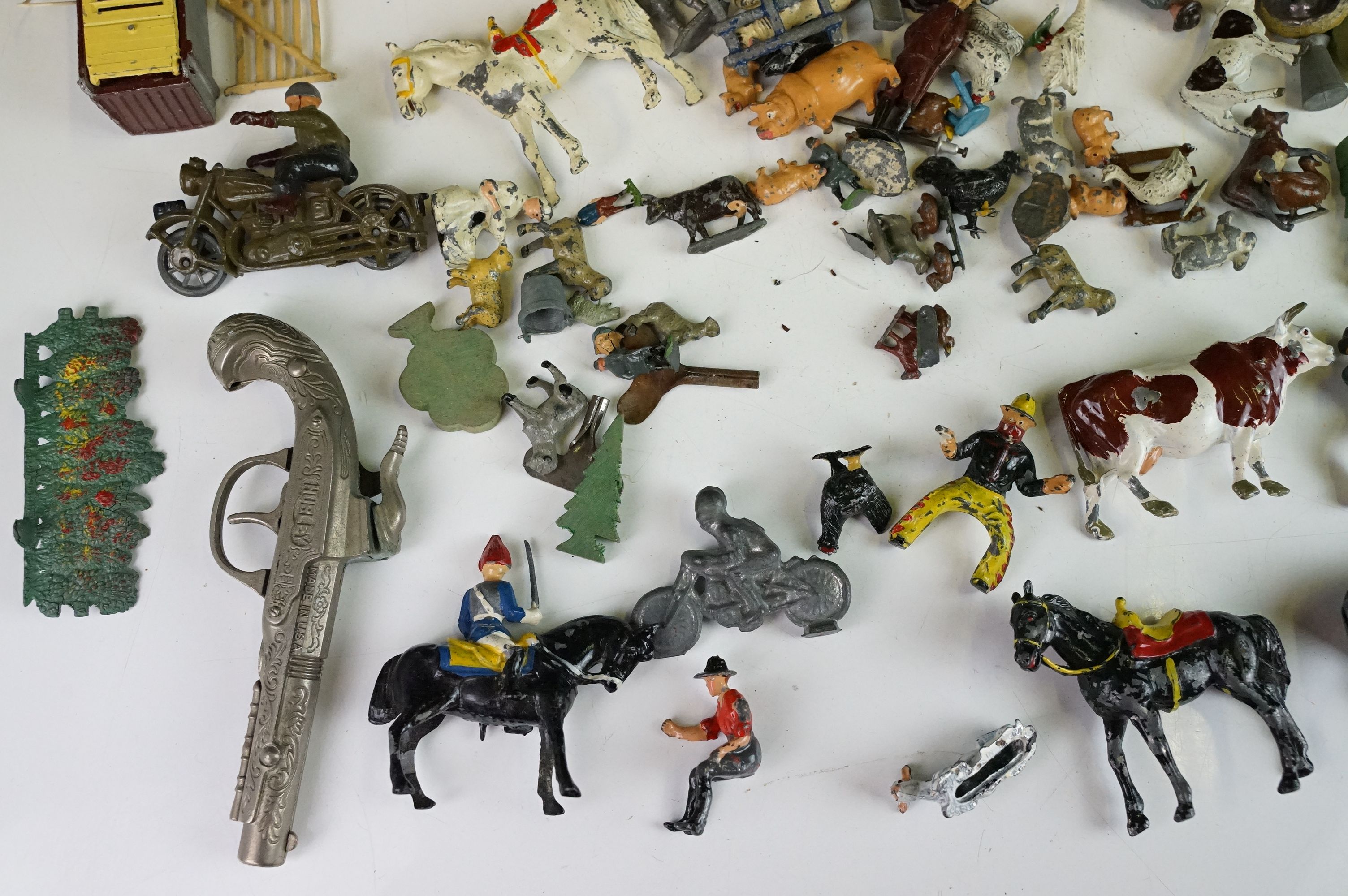 Quantity of various early-mid 20th C metal figures and accessories to include boxed Britains - Image 4 of 8