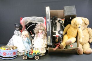 Collection of mixed toys to include 2 x jointed bears (1 x with working growler), 4 x tinplate model