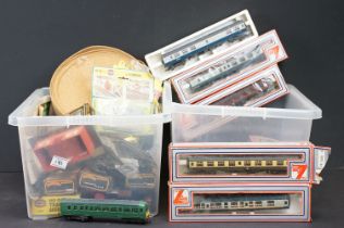 Quantity of OO gauge model railway to include 38 x items of rolling stock featuring 7 x boxed
