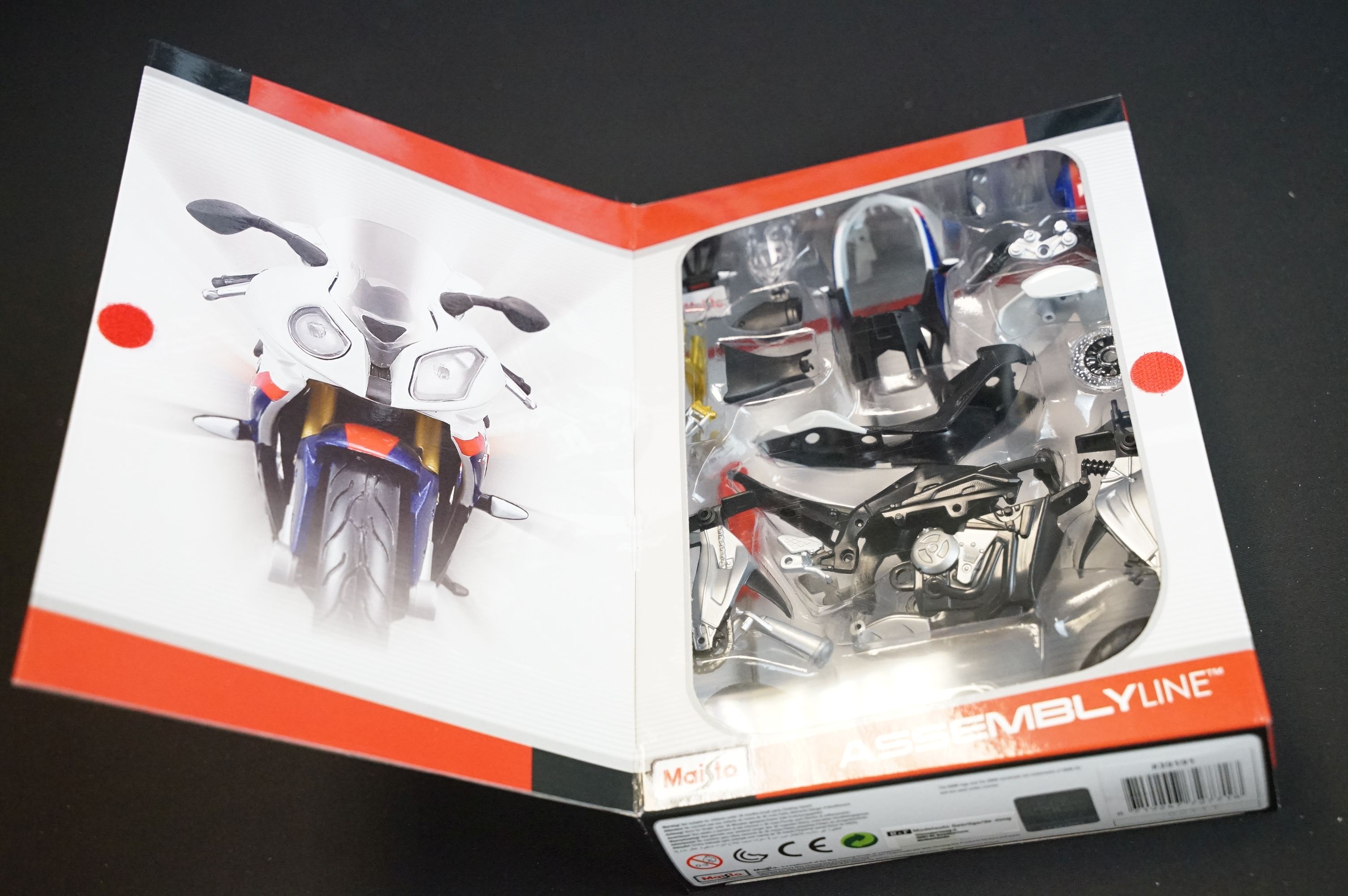 19 Boxed diecast model motorbikes to include 12 x Burago 1/10 Cycle and 7 x Maisto featuring 2 x - Image 11 of 12