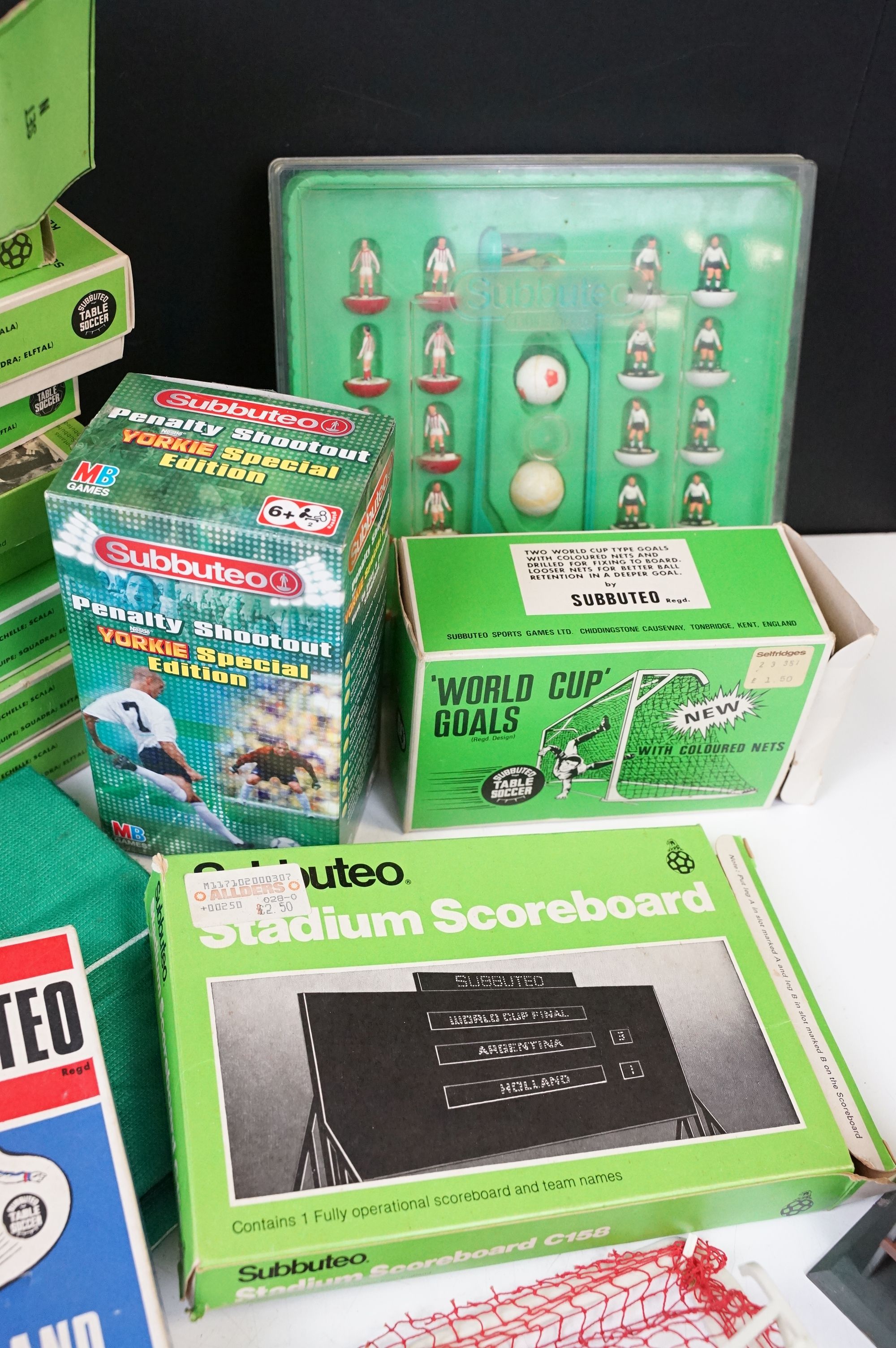Subbuteo - Collection of mainly HW Subbuteo to include 16 x boxed teams featuring The Arsenal, - Image 4 of 30