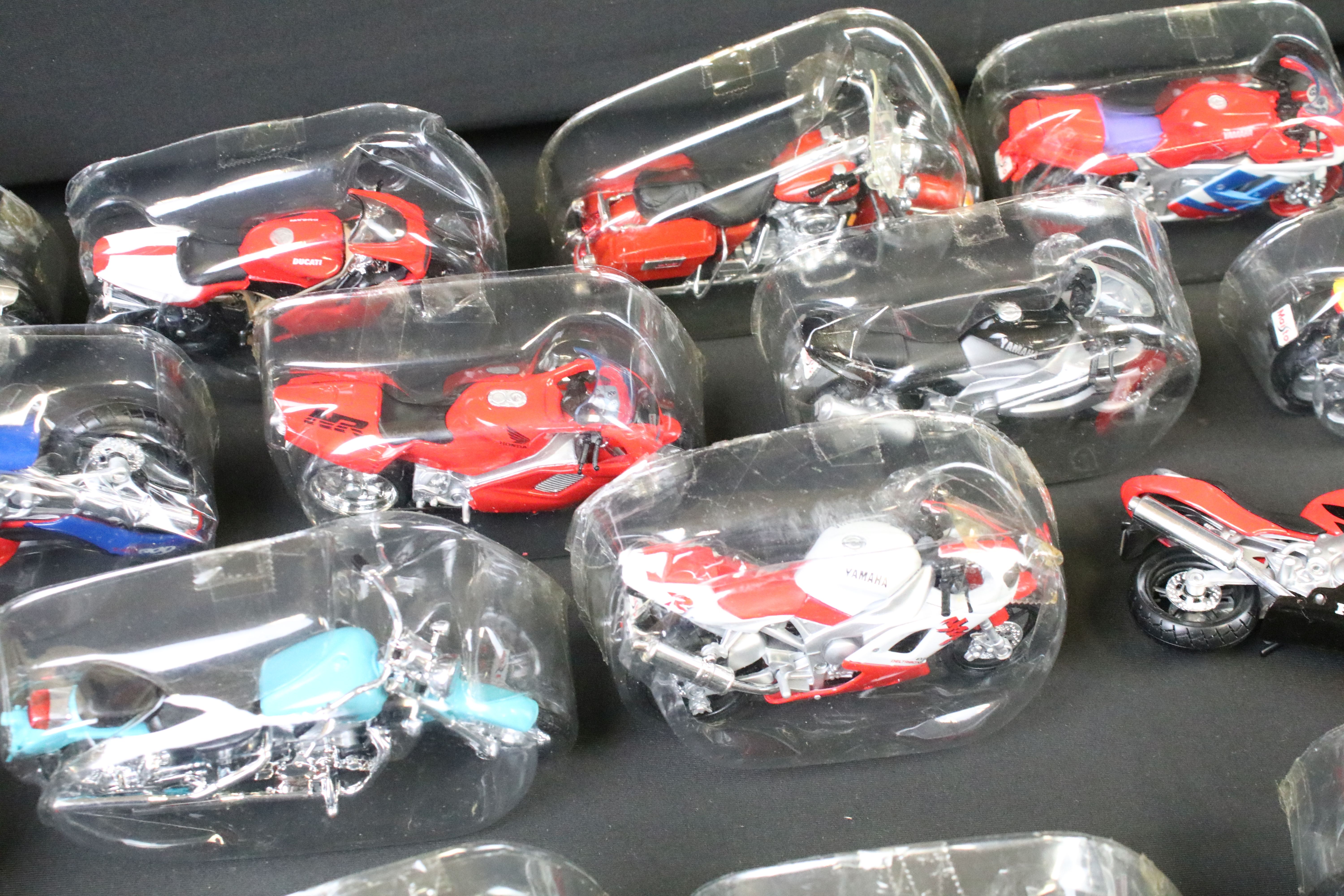 28 Maisto diecast motorbike models, all with plastic packaging and bases, ex - Image 9 of 12