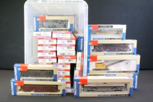 29 Boxed Walthers HO gauge items of rolling stock to include 932-6406 73' Budd Baggage Car, 932-6366