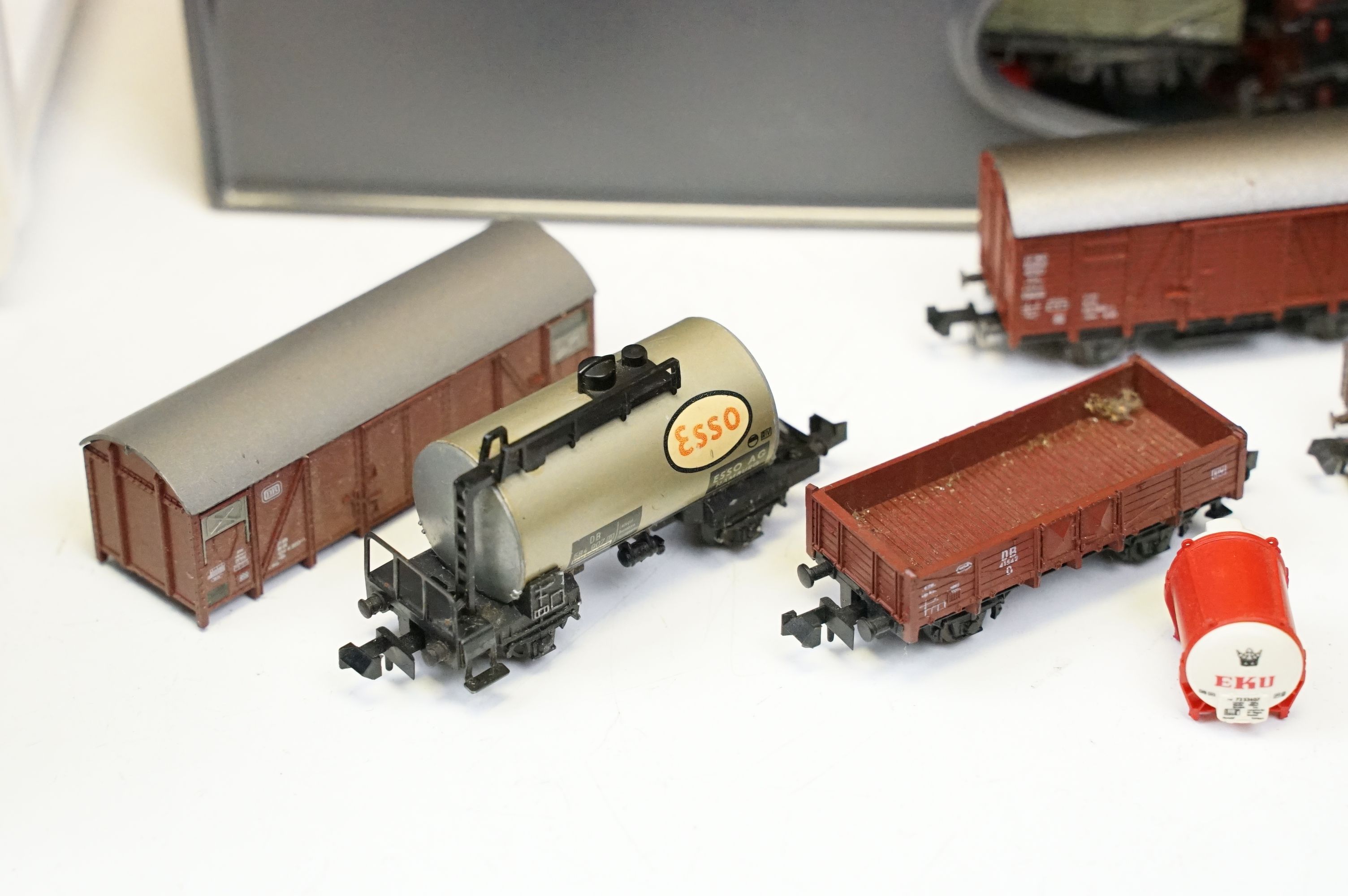 Over 80 N gauge items of rolling stock to include coaches, vans and wagons featuring Minitrix, Roco, - Image 2 of 8