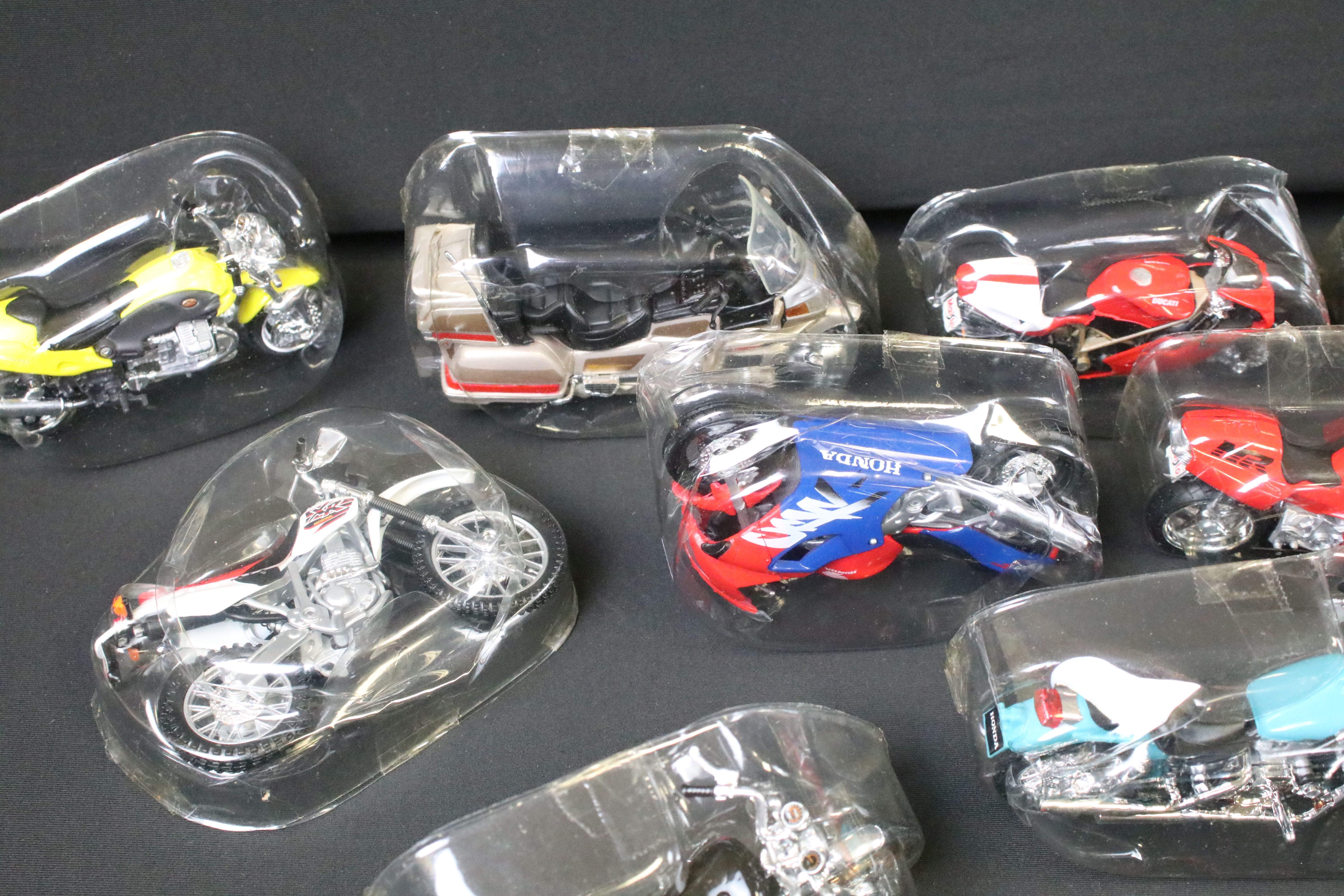 28 Maisto diecast motorbike models, all with plastic packaging and bases, ex - Image 8 of 12