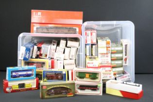59 Boxed HO gauge items of rolling stock to include Rivarossi, Model Power, Roundhouse, Action