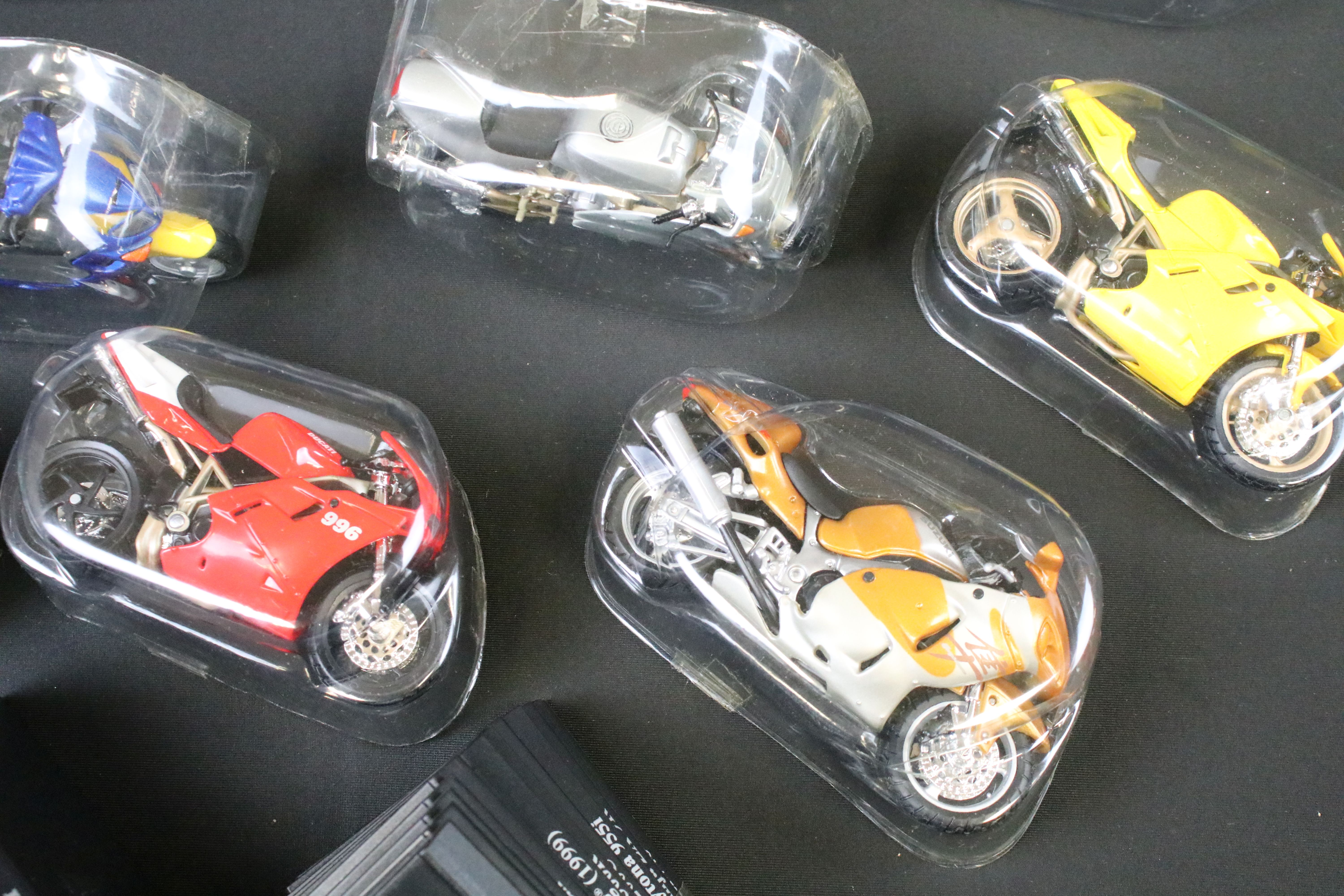 28 Maisto diecast motorbike models, all with plastic packaging and bases, ex - Image 4 of 12