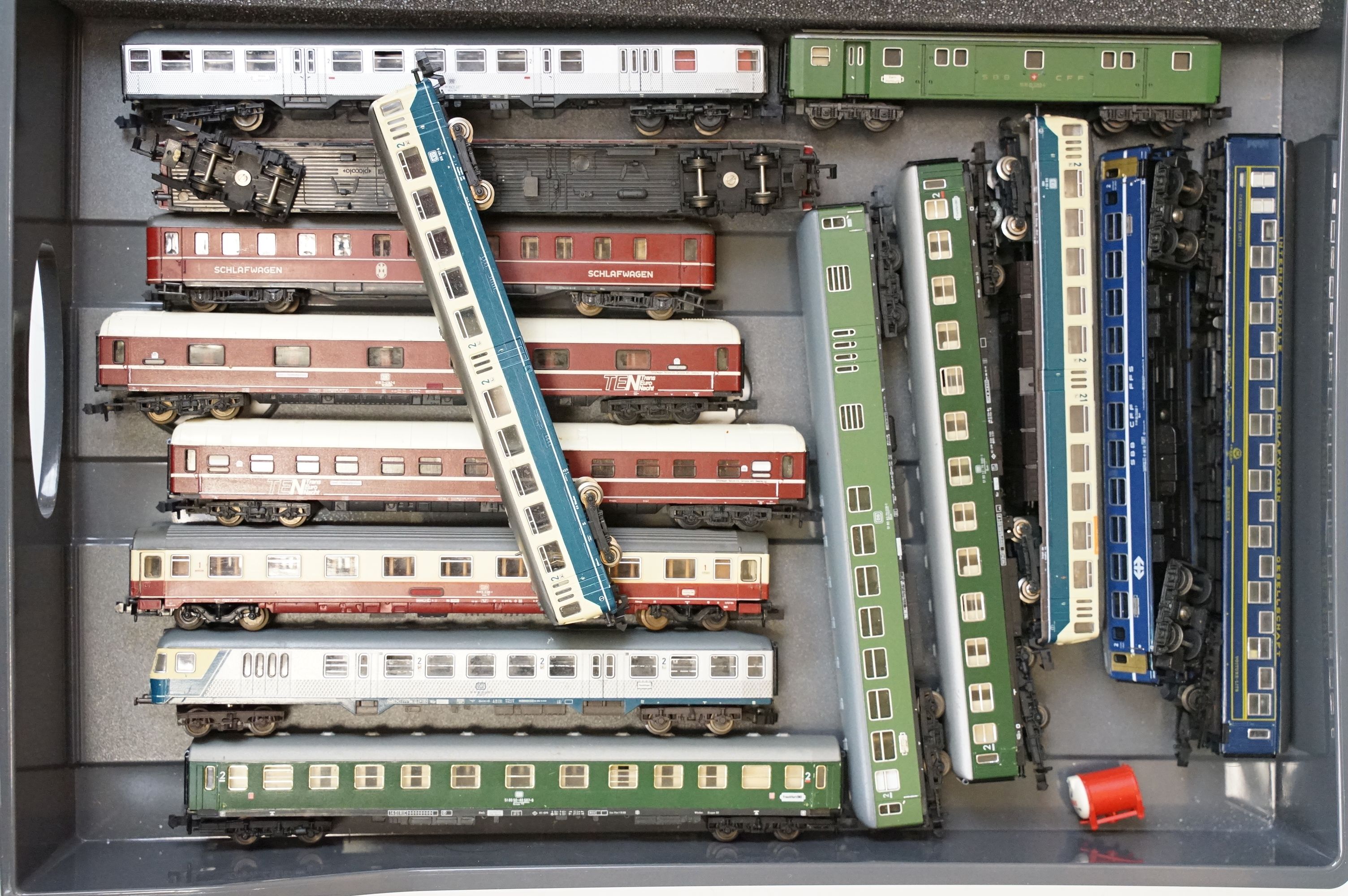 Over 80 N gauge items of rolling stock to include coaches, vans and wagons featuring Minitrix, Roco, - Image 5 of 8