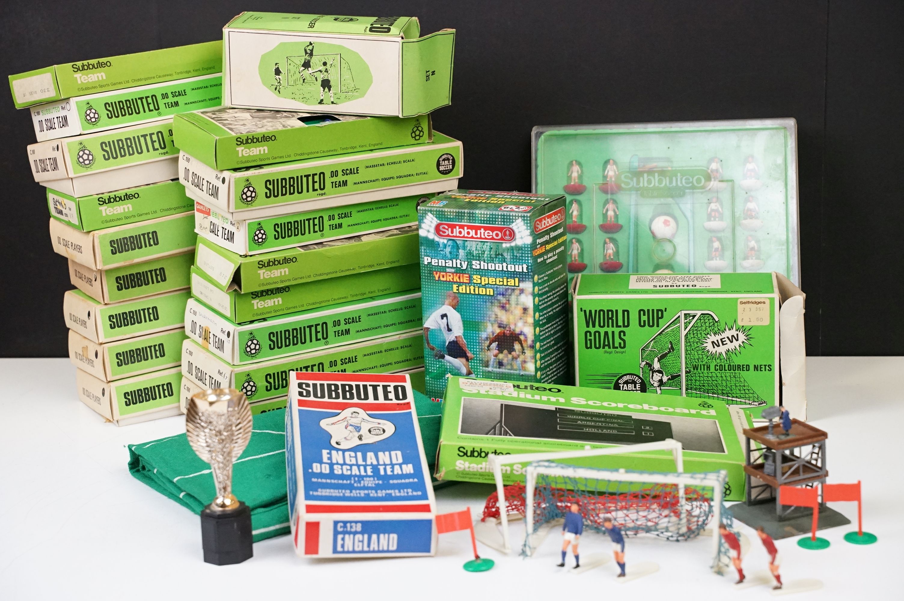 Subbuteo - Collection of mainly HW Subbuteo to include 16 x boxed teams featuring The Arsenal,
